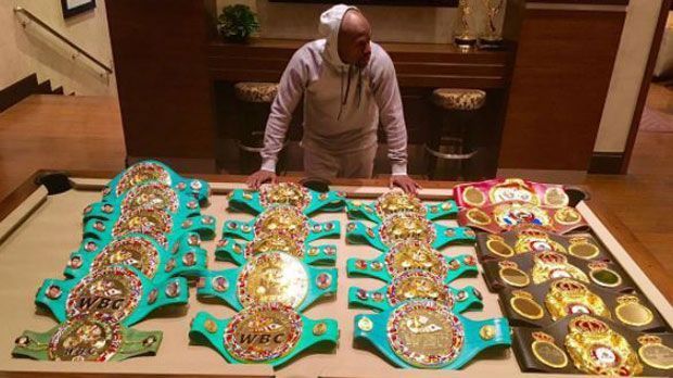 
                <strong>2. Erfolge</strong><br>
                Mayweather protzt gerne mit seinen Erfolgen. Er war mehrfacher Weltmeister in fünf unterschiedlichen Gewichtsklassen und gewann all seine 49 Profikämpfe (26 Mal durch K. o.). Gegen McGregor geht es zwar um keinen Gürtel. Doch sollte "Money" gewinnen, würde er seine Bilanz auf 50:0 schrauben und damit zum alleinigen Spitzenreiter im ewigen Box-Ranking aufsteigen. Bisher teilt er sich Rang 1 mit Boxlegende Rocky Marciano.
              