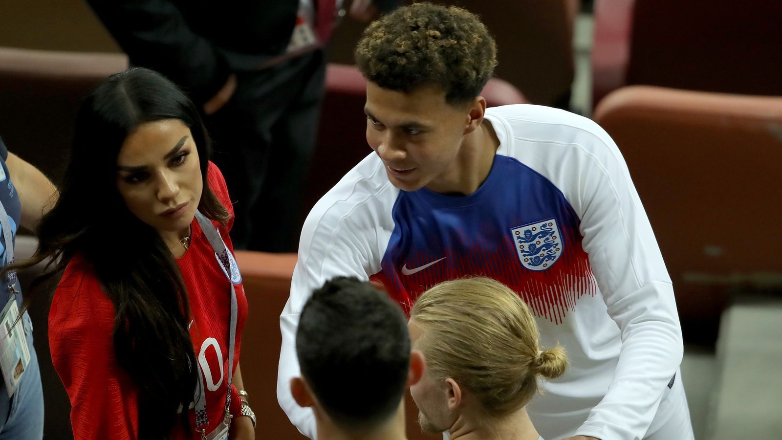 
                <strong>Liebes-Aus bei Dele Alli und Ruby Mae</strong><br>
                Gut fünf Jahre waren Model Ruby Mae und Dele Alli ein Paar, nun soll alles aus sein. Laut "Sun" habe sich die 24-Jährige nun vom Spurs-Profi getrennt. Und der Grund für die Trennung soll durchaus kurios sein. 
              