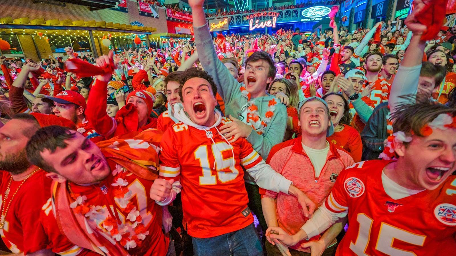 
                <strong>Parade für die Kansas City Chiefs</strong><br>
                Nach 50 Jahren ist der Super Bowl zurück in Kansas City. Natürlich gibt es da für die Mannschaft eine Parade durch die Stadt. Bürgermeister Quinton Lucas ist bereits euphorisch, schrieb bei Twitter: "Danke, Kansas City, dass du so eine großartige Stadt mit so tollen Fans bist." Die Parade ist für Mittwoch, 11:30 Uhr Ortszeit (18:30 Uhr MEZ), angesetzt. Viele Schulen haben bereits schulfrei für die Zeit verkündet, selbst der Stadtrat im Bundesstaat Missouri hat eine Sitzung für die Feier verschoben. Nach etwa zwei Stunden soll die Parade vor einer Bühne am Bahnhof enden.
              