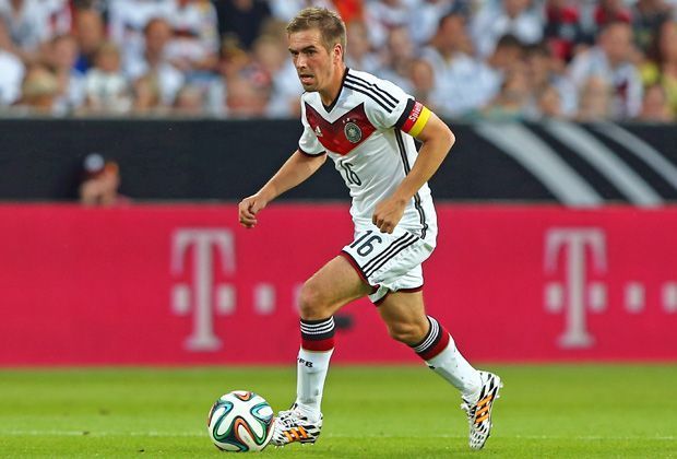 
                <strong>Philipp Lahm (Defensives Mittelfeld | Deutschland)</strong><br>
                Bayern-Coach Pep Guardiola lobte den deutschen Kapitän als "den intelligentesten Spieler, den ich je trainiert habe". Der flexible Defensiv-Allrounder lieferte während der Saison auch auf der Sechser-Position Weltklasse-Leistungen ab.
              