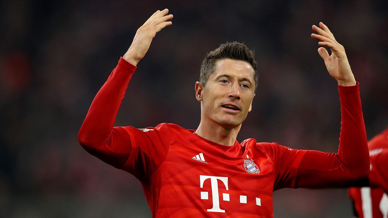 
                <strong>Spielweise: Robert Lewandowski</strong><br>
                Robert Lewandowski gilt als Prototyp für den klassischen Mittelstürmer: Physisch stark, eiskalt im Abschluss und präsent vor dem Tor. Seine Tore erzielt er vor allem mit dem starken rechten Fuß oder mit dem Kopf, aber auch mit links sind immer wieder Treffer dabei. Der Pole gehört zu den sichersten Elfmeterschützen der Liga
              