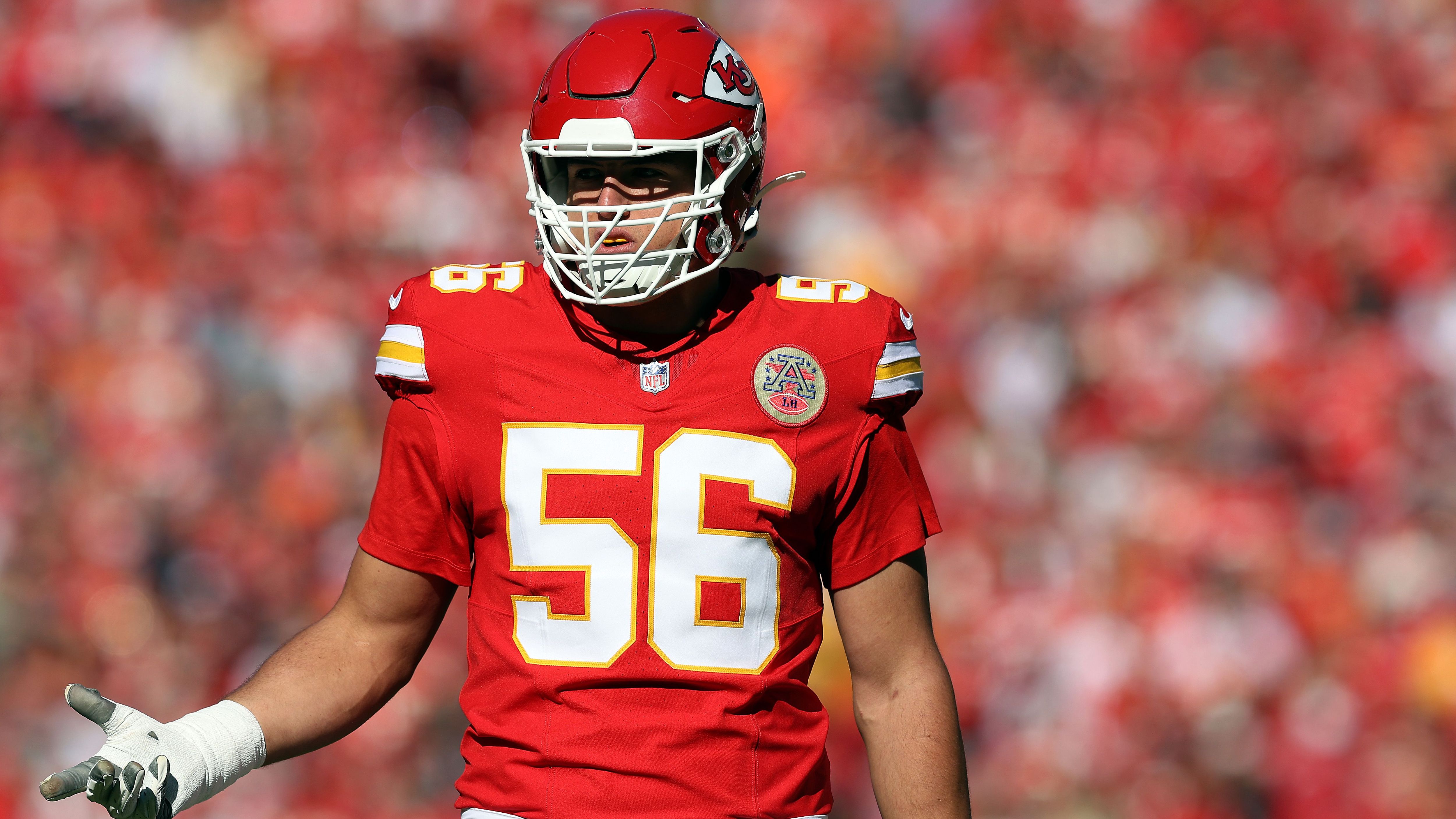 <strong>George Karlaftis (Kansas City Chiefs)</strong><br>Wie Adam Schefter berichtet, haben sich die Kansas City Chiefs und George Karalaftis auf eine Vertragsverlängerung geeinigt. Demnach unterschreibt der Erstrunden-Pick von 2022 einen neuen Kontrakt über vier Jahre bei der Franchise im Wert von 93 Million Dollar, davon 62 Millionen Dollar als garantierte Summe. Damit bleibt der Defensive End weiterhin ein wichtiger Baustein in der Defense der Chiefs.