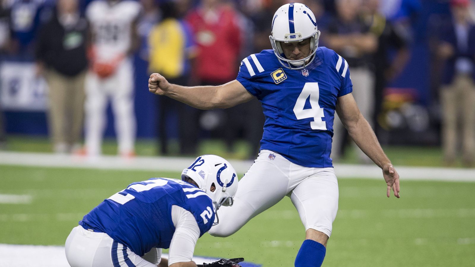 
                <strong>Platz 1: Adam Vinatieri, 565 Field Goals</strong><br>
                Old, but still kicking. Adam Vinatieri ist unter den Fans längst zur Legende geworden. Unvergessen sind seine beiden spielentscheidenden Field Goals in den Super Bowls XXXVI und XXXVIII. Mit den New England Patriots und den Indianapolis Colts konnte der 43-Jährige insgesamt vier Mal die Vince Lombardi Trophy gewinnen und stand fünf Mal im Endspiel der NFL.
              