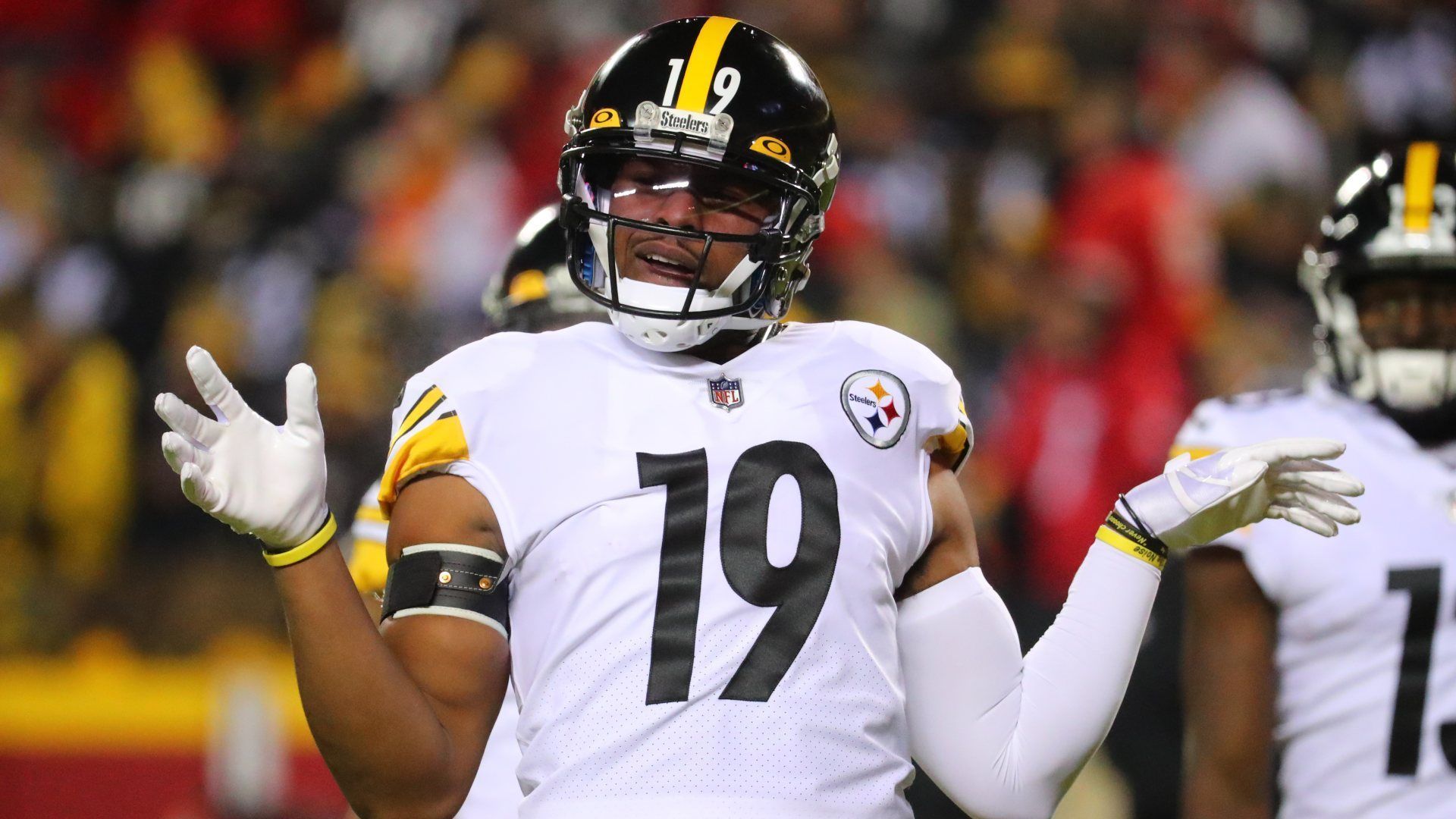 
                <strong>JuJu Smith-Schuster (Free Agent) </strong><br>
                Nachdem er einen Großteil der Saison 2021 mit einer Schulterverletzung verpasst hatte, kämpfte sich JuJu Smith-Schuster rechtzeitig zu den Playoffs zurück. Trennen sich die Pittsburgh Steelers von ihm, wäre JuJu einer der größeren Namen auf dem Wide-Receiver-Markt in der Free Agency. Sein Vorteil: Mit 25 Jahren würde er für die Packers auch als längerfristige Option in Frage kommen. Gibt er sich zunächst mit einem günstigeren "Prove It"-Vertrag zufrieden, könnten am Ende beide Seiten von einer Zusammenarbeit profitieren und die Packers ihren begrenzten Cap Space nicht überlasten.  
              