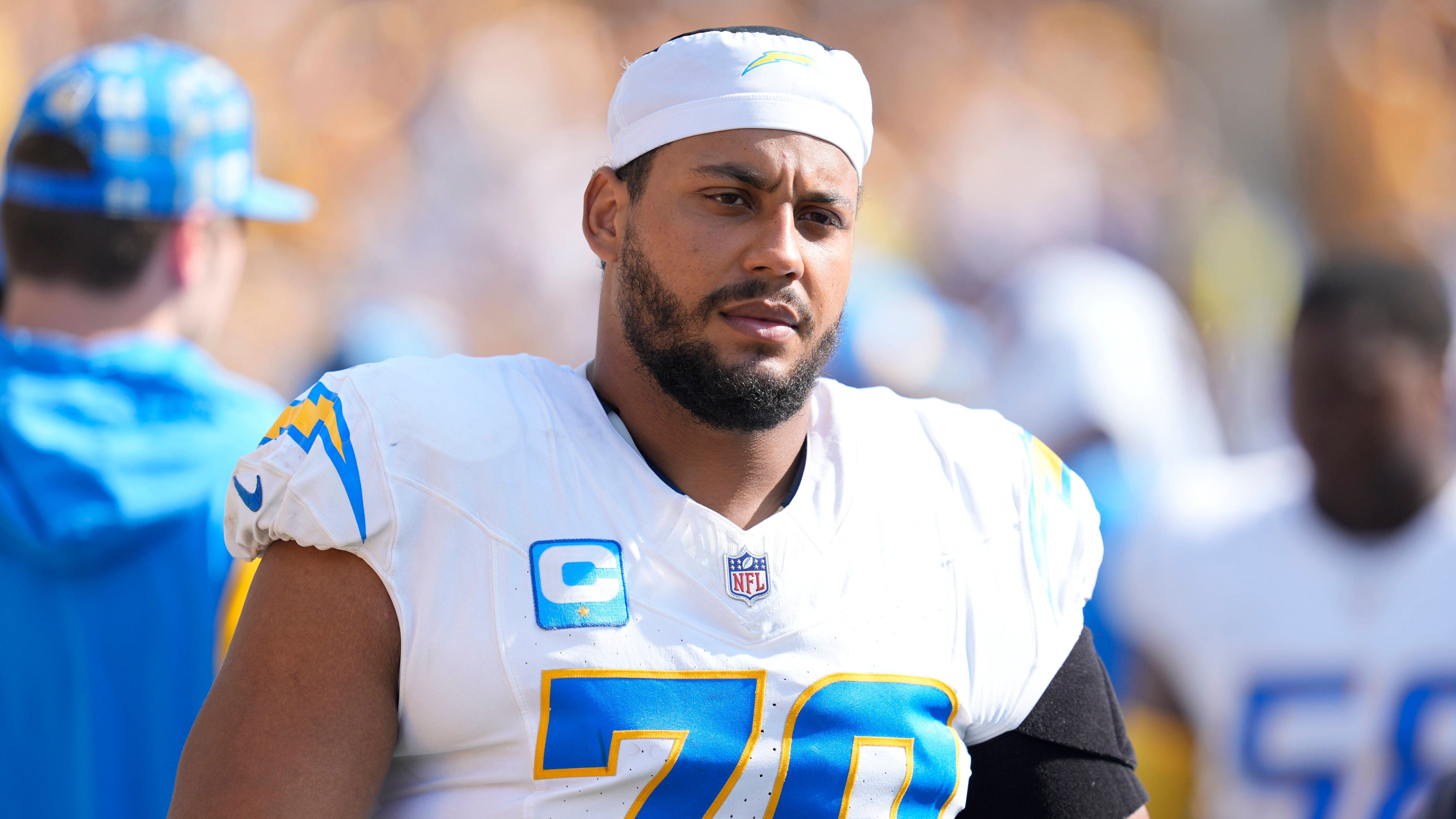 <strong>NFL: Top-Verdiener nach Position</strong><br>Es regnet Geld in Los Angeles - und wie! Die Chargers haben ihren Quarterback-Beschützer Rashawn Slater mit einem neuen Vertrag ausgestattet, der den bisherigen Rekord-Deal in der <a href="https://www.ran.de/sports/american-football/nfl">NFL</a> bei den Offensive Tackle übertrifft. <strong><em>ran</em></strong> zeigt die Top-Verdiener der einzelnen Positionen, basierend auf durchschnittlichem Jahresgehalt. (Quelle, spotrac.com, Stand: 27. Juli)