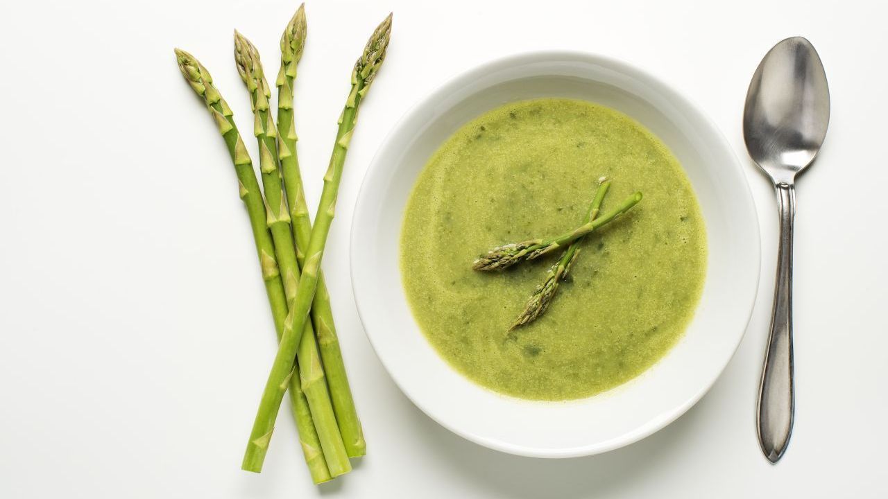 Köstlich, vitaminreich und schnell gemacht: eine Suppe aus grünem Spargel. Weißer Spargel lässt sich natürlich auch verwenden.