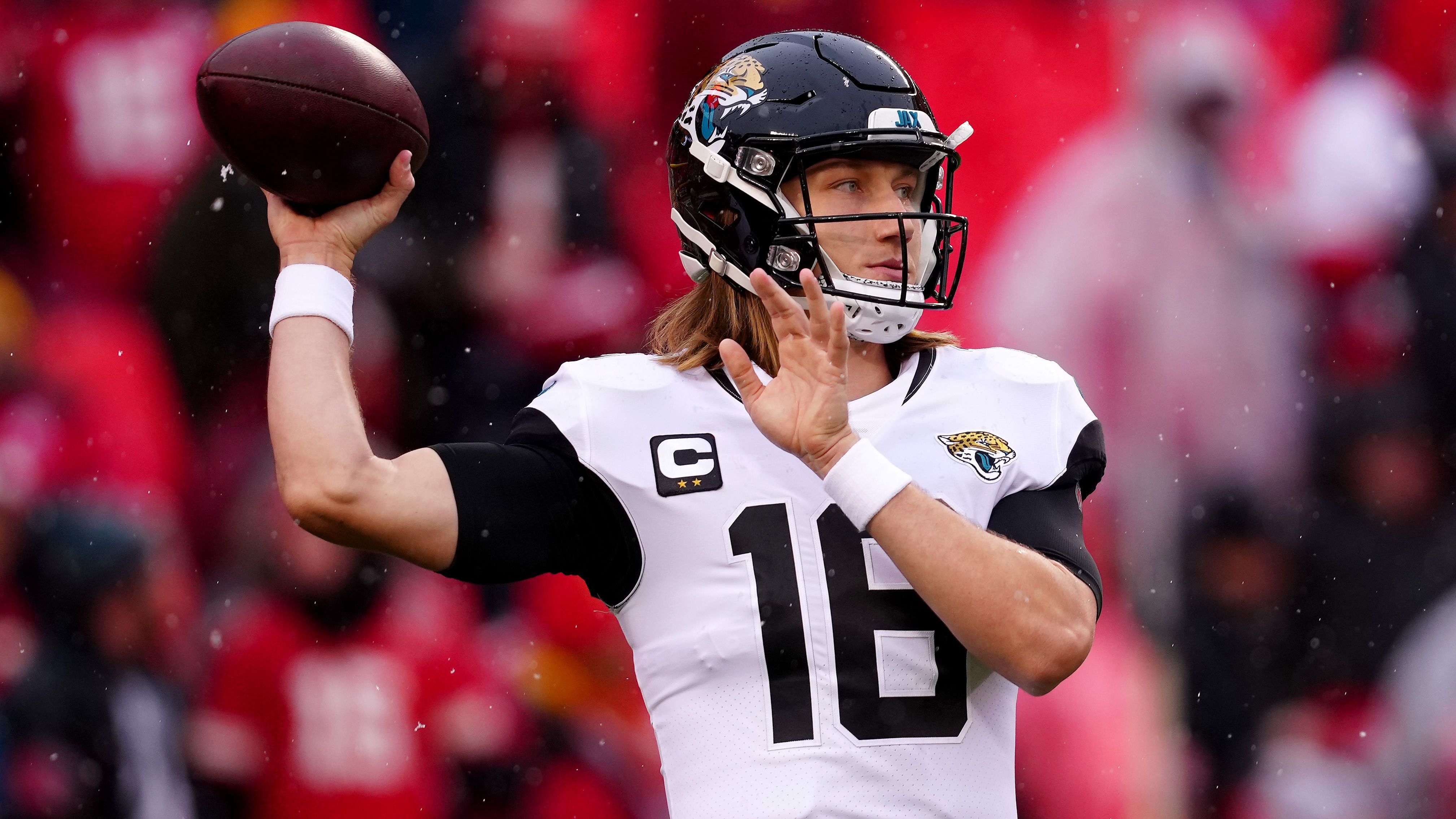 
                <strong>First Overall Pick 2021: Trevor Lawrence (Quarterback, Jacksonville Jaguars)</strong><br>
                Nachdem es Trevor Lawrence in seiner Zeit an der High School und am College fast ausnahmslos gewohnt war zu gewinnen, musste er sich nach seinem Wechsel zu den Jacksonville Jaguars zunächst umstellen und zahlte reichlich Lehrgeld. In 17 Starts in seiner Debüt-Saison standen nur drei Siege sowie 3.641 Passing Yard, zwölf Touchdowns bei 17 Interceptions und eine magere Passquote von 59,6 Prozent zu Buche. Nachdem die Franchise vor der Saison 2022 zahlreiche Baustellen schließen konnte und auch Lawrence den nächsten Schritt machte, konnte das Team überraschend die Playoffs (Aus in der Divisional Round) erreichen und damit bereits früher als erwartet erste Erfolge nach dem Rebuild einfahren. Der 21-Jährige deutete sein riesiges Potenzial dabei mehrfach an und hat seinen hohen Draftpick damit mehr als gerechtfertigt.
              