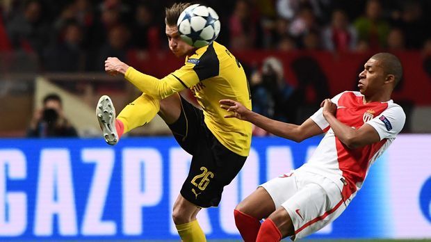 
                <strong>Lukasz Piszczek </strong><br>
                In den ersten Minuten offenbar nur körperlich anwesend. Beim 0:1 ist der Pole überhaupt nicht im Bilde, lässt Mendy alle Freiheiten. Wenig später lässt er Falcao bei dessen Kopfballchance kurzzeitig aus den Augen. Anschließend geht es nur zaghaft aufwärts. Bis zu seinem fatalen Fehlpass vor dem 1:3 - ein Spiegelbild seines Patzers vom Hinspiel. ran-Note: 5
              