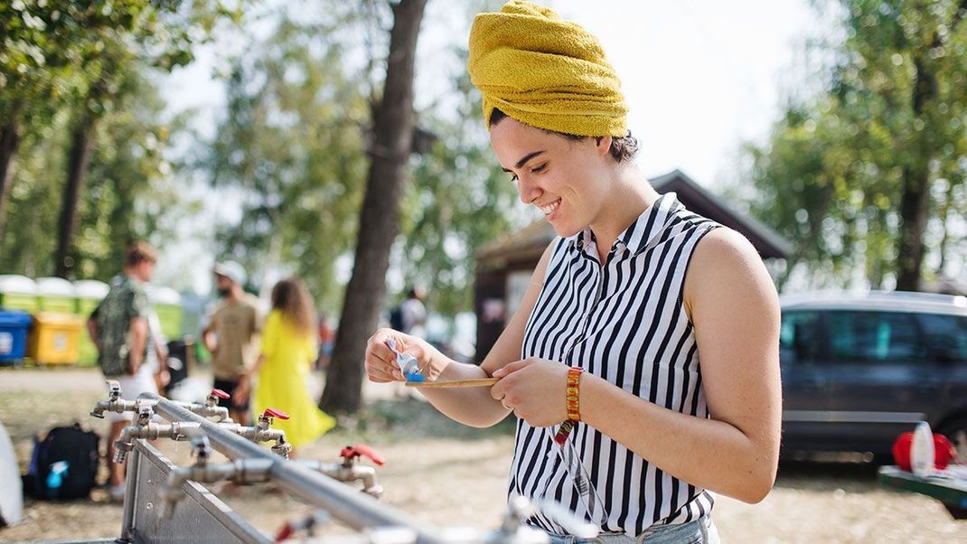 Hygiene ist das A und O! Zahnpasta, Sonnencreme, Deo und Co. – was ihr bei eurem Festival-Besuch unbedingt mit einpacken solltet, lest ihr im Artikel.