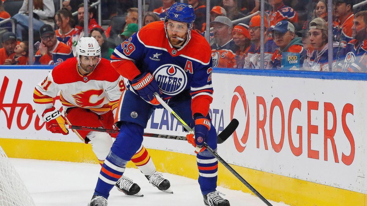 NHL, Eishockey Herren, USA Calgary Flames at Edmonton Oilers Oct 13, 2024; Edmonton, Alberta, CAN; Edmonton Oilers forward Leon Draisaitl (29) looks to make a pass in front of Calgary Flames forwar...