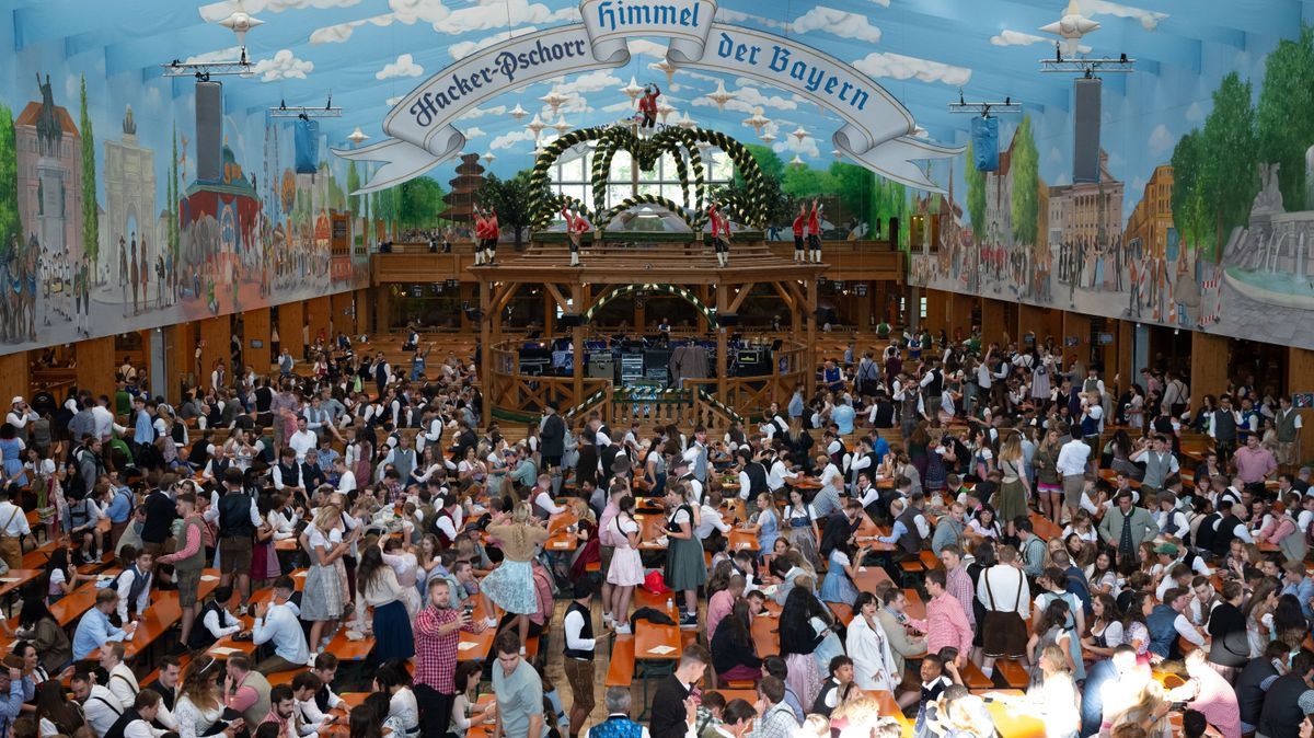 Die ersten Besucher sitzen in einem Bierzelt.