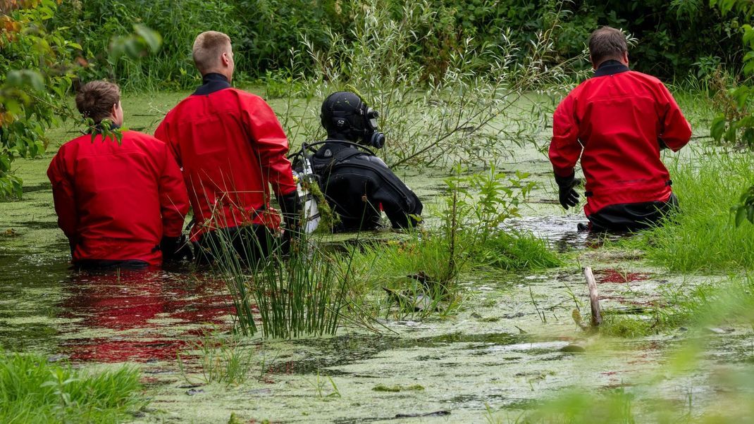 Taucher durchsuchen einen Tümpel nach der vermissten Vanessa Huber.