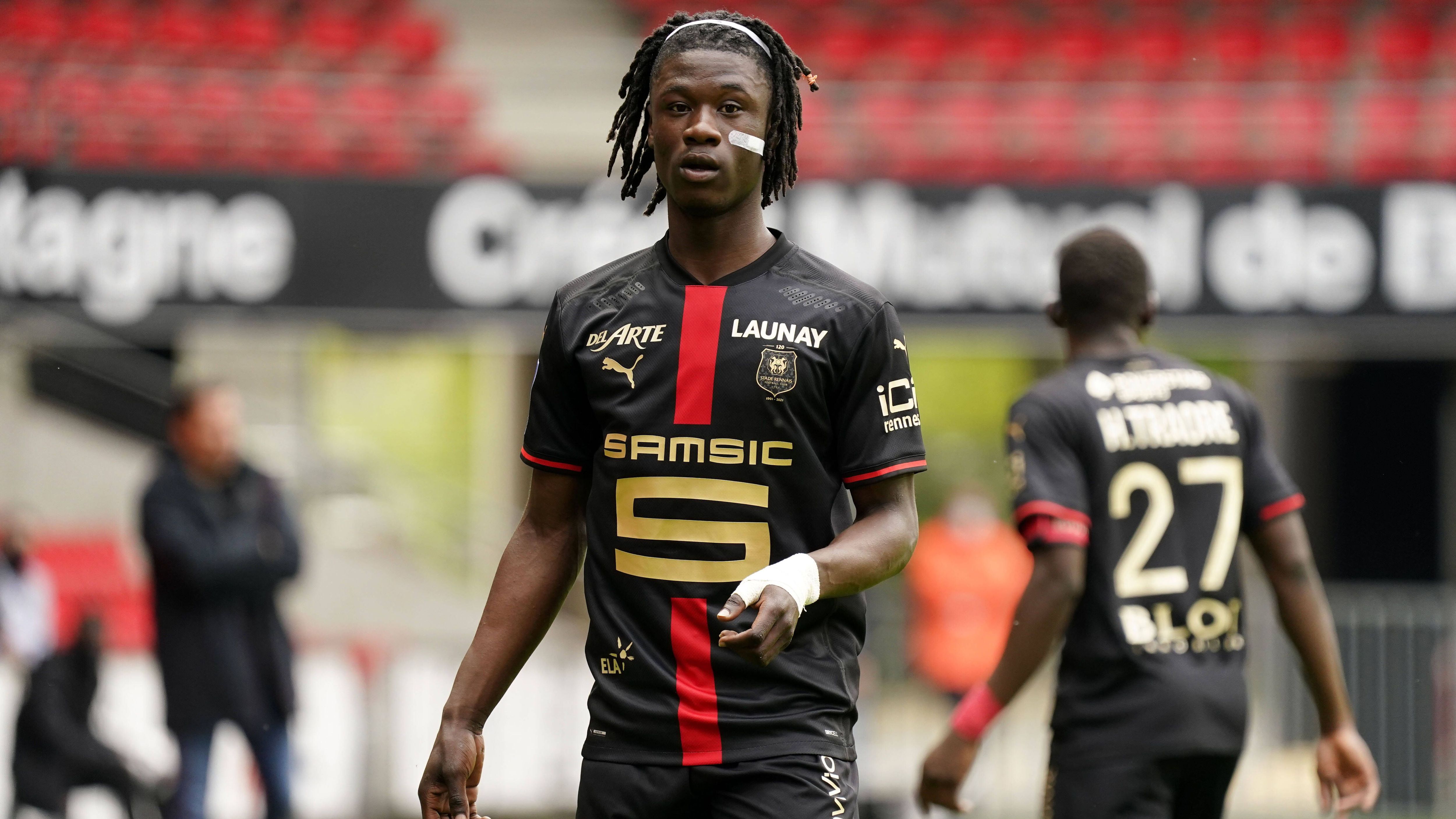 
                <strong>FIX: Eduardo Camavinga von Stade Rennes zu Real Madrid </strong><br>
                Ganz erfolglos in die Röhre schauen mussten die "Königlichen" am Deadline Day dann aber doch nicht. Mit Mittelfeldspieler Eduardo Camavinga von Stade Rennes sicherten sich die Madrilenen eines der am heißesten umworbenen Talente Europas. Laut "Sport1" wechselt der 18-Jährige für 30 Millionen Euro plus Boni nach Spanien.
              