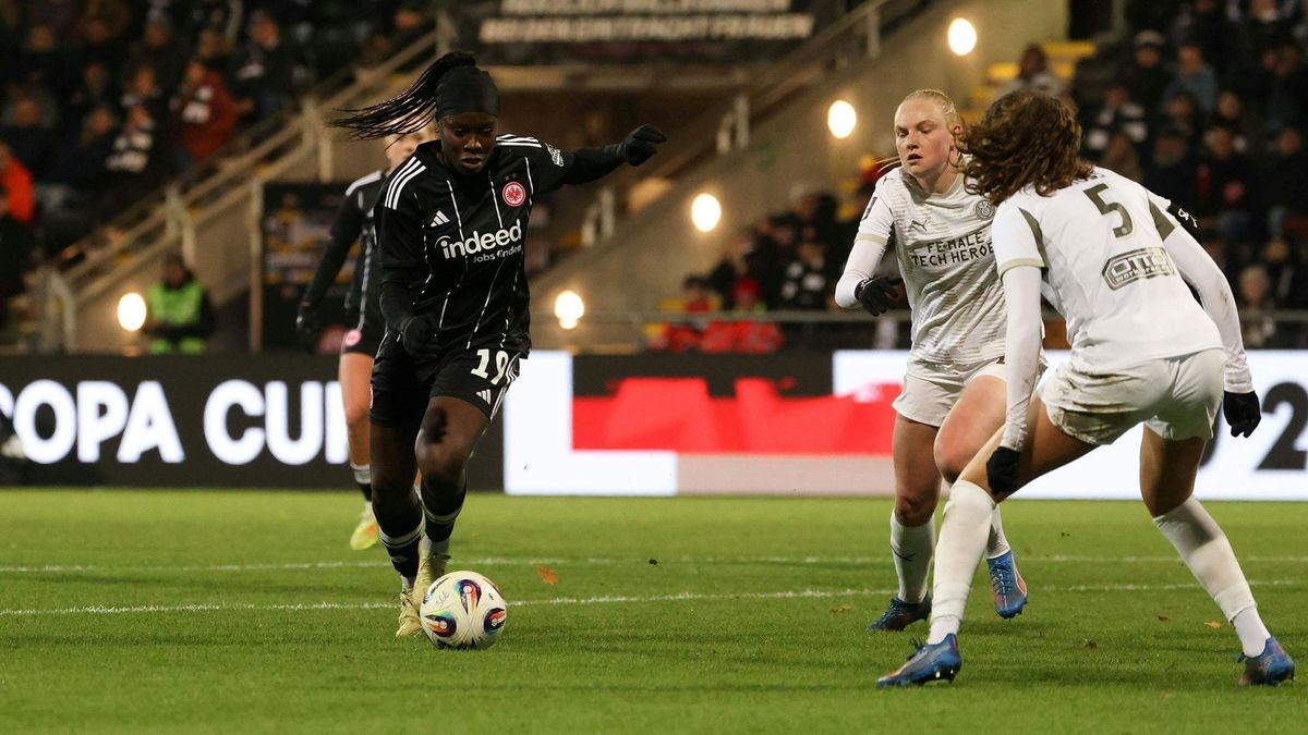 Anyomi (l.) trifft für die Eintracht