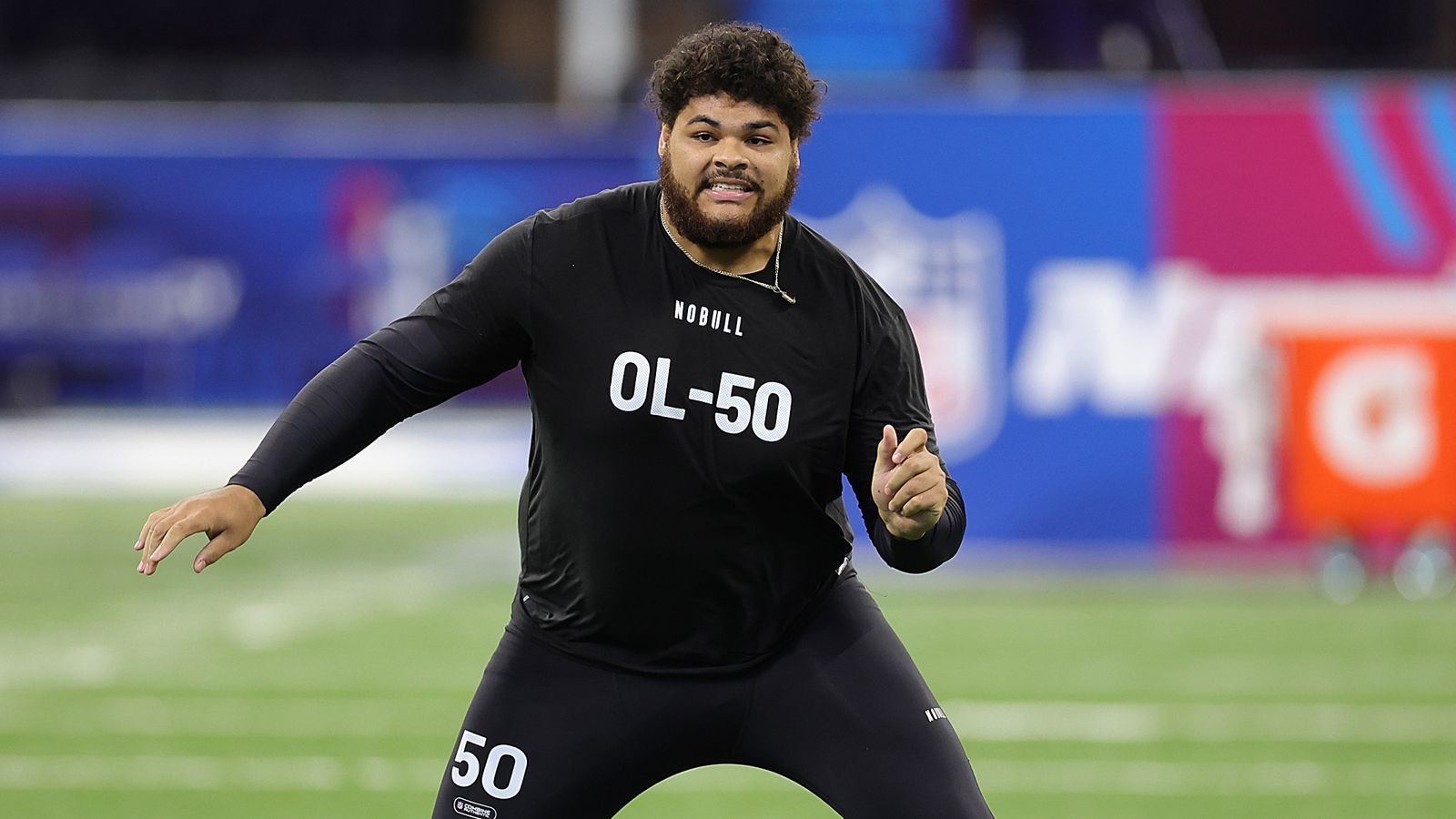 
                <strong>Chicago Bears</strong><br>
                Right Tackle: An zehnter Stelle holten die Bears Darnell Wright (im Bild), der eine enorme Physis in die O-Line der Bears einbringen wird. Wright kann auf beiden Tackle-Positionen und als Guard spielen und wird schnell seinen Platz bei den Bears finden.Cornerback: Auch Tyrique Stevenson bringt alles mit, um sofort bei den Bears eine gute Rolle zu spielen. Stevenson kombiniert Geschwindigkeit mit einer guten Physis, vor allem gilt er als Mentalitätsspieler, der sein Herz auf dem Football-Feld lässt.
              