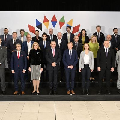 Die für Energie zuständigen EU-Minister stehen während eines Gruppenfoto zusammen.