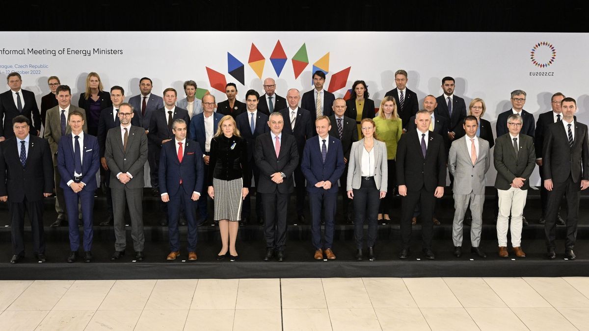 Die für Energie zuständigen EU-Minister stehen während eines Gruppenfoto zusammen.