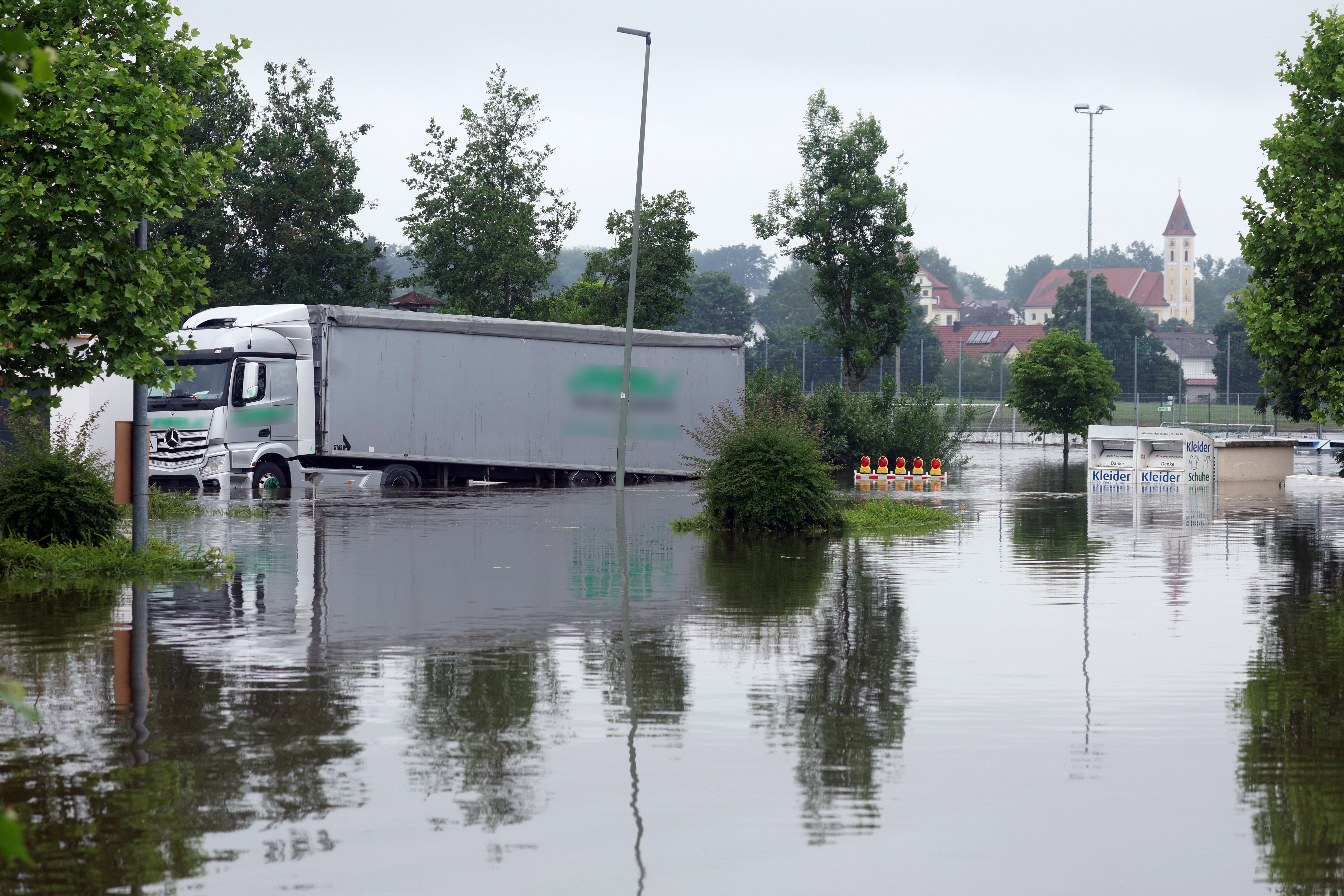 Ein Lastwagen steht im bayerischen Offingen im Hochwasser der Mindel auf einem Parkplatz. 