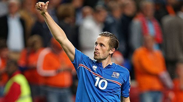 
                <strong>Rechter Mittelfeldspieler: Gylfi Sigurdsson (Island)</strong><br>
                Rechter Mittelfeldspieler: Gylfi Sigurdsson (Island). Der 26-Jährige, einst bei 1899 Hoffenheim unter Vertrag, steht für pure Offensiv-Power. Sechs Tore erzielt er in seinen zehn Einsätzen, schnürt beim 2:0 über die Niederlande einen Doppelpack. Wie Williams verdient Sigurdsson sein Geld bei Swansea City.
              