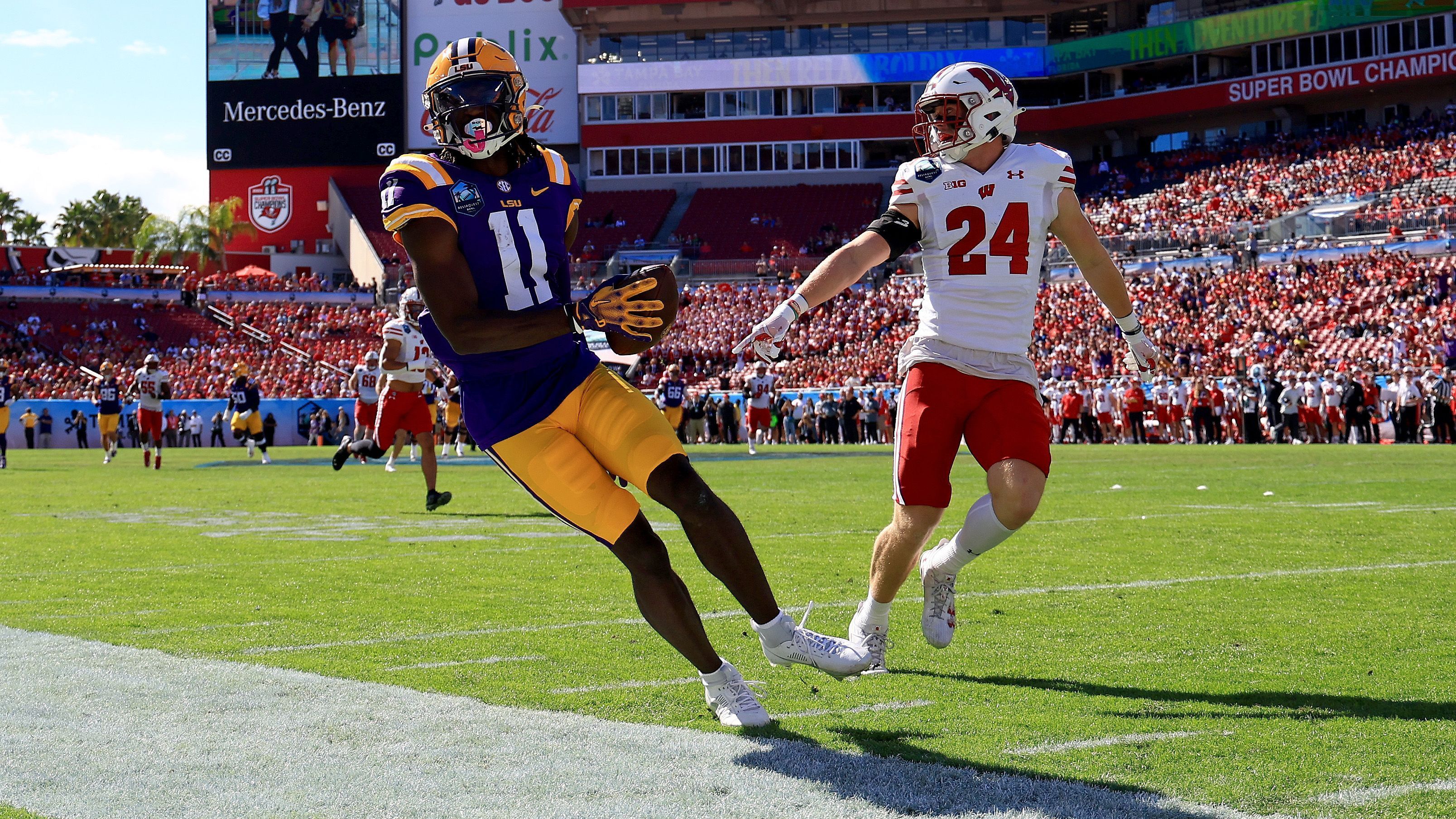 <strong>18. Pick: Cincinnati Bengals – WR Brian Thomas Jr. (LSU)</strong><br>Ja'Marr Chase ist spitze, Tee Higgins liebäugelt seit Wochen mit einem Trade und hinter den beiden Stars wird es schnell dünn. Die Bengals holen deshalb Brian Thomas Jr., der mit seiner Kombination aus Physis und Tempo besticht. Er dürfte spätestens nach der nächsten Saison (sollte Higgins kommende Spielzeit bleiben) eine wichtige Rolle für die Bengals einnehmen.&nbsp;