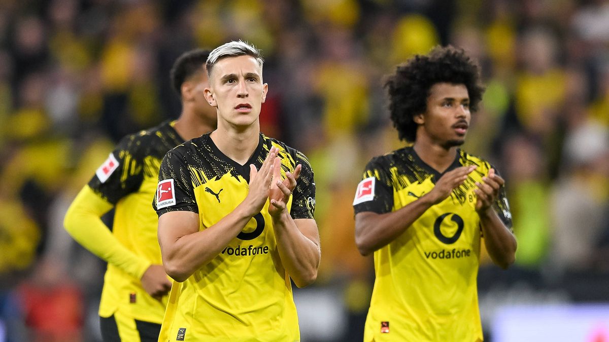 21.09.2025, Fussball: 1. Bundesliga, Saison 2025 2026, 04. Spieltag, Borussia Dortmund - VfL Wolfsburg im Signal Iduna Park in Dortmund. Nico Schlotterbeck (Borussia Dortmund 09, 04) und Karim Adey...