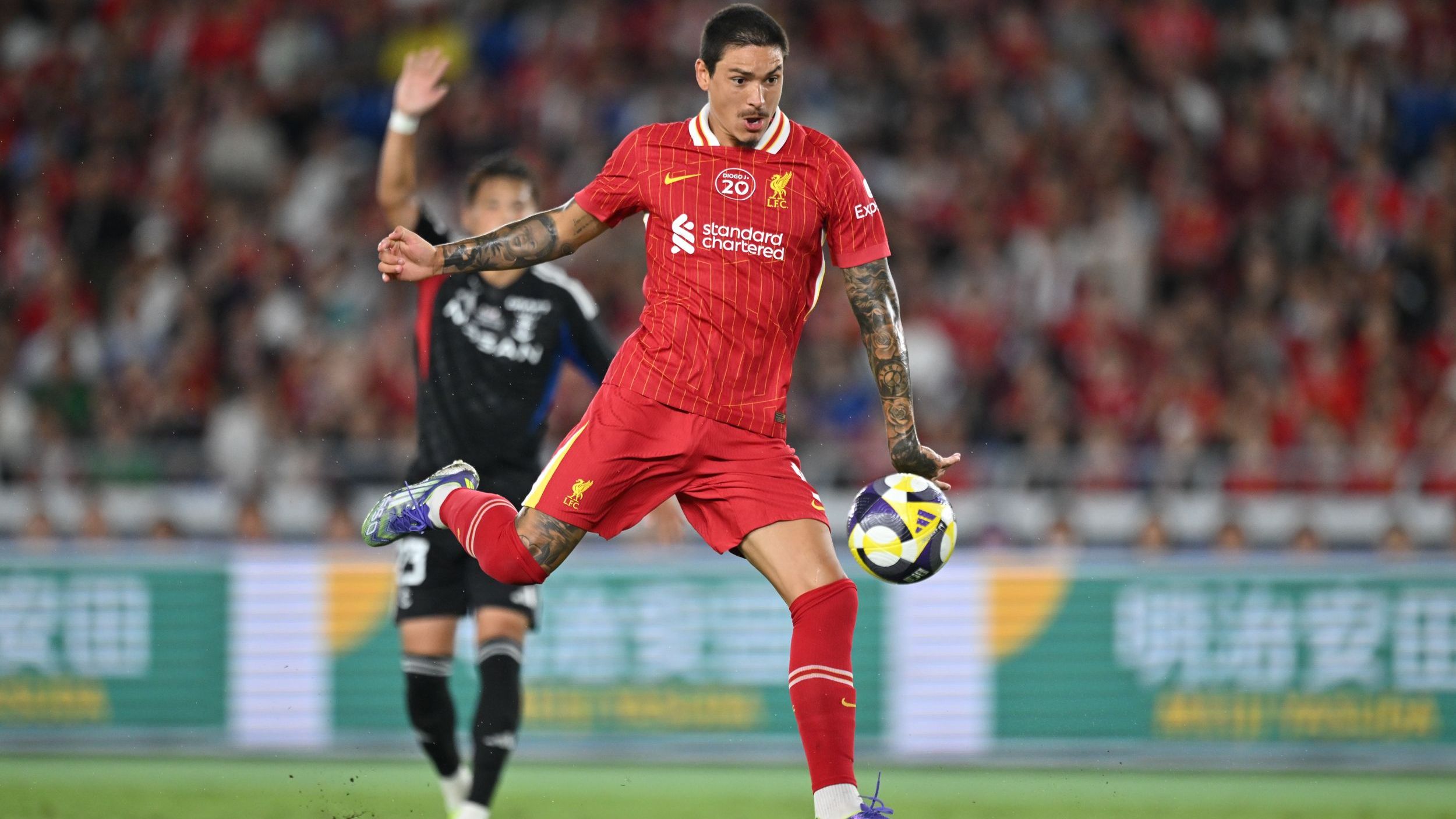 <strong>Darwin Nunez (FC Liverpool)</strong><br>Die Ära von Darwin Nunez beim FC Liverpool könnte bald enden. Laut "Teamtalk" soll der 26-jährige Uruguayer bereit sein, nach Saudi-Arabien zu Al-Hilal zu wechseln. Die "Reds" sollen daran interessiert sein, möglichst viel der einst für Nunez gezahlten 85 Millionen Euro vom Saudi-Klub zu erhalten. Mit Hugo Ekitike hat Liverpool schon den Nachfolger für Nunez verpflichtet. Zudem könnte wohl noch Alexander Isak an die Anfield Road wechseln.