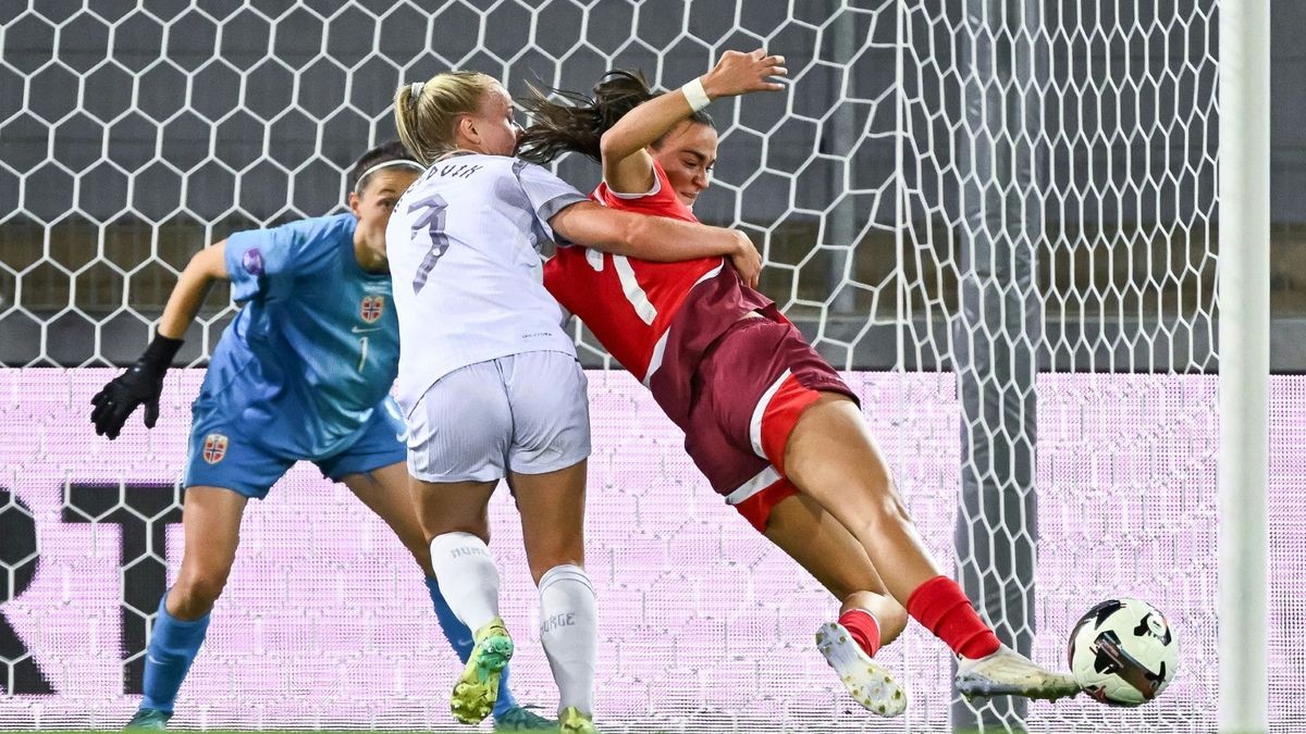 Riola Xhemaili (r.) im Schweizer Trikot