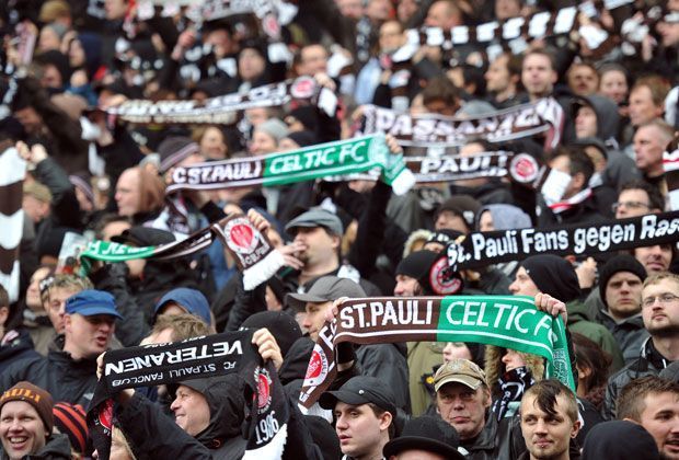 
                <strong>St. Pauli-Fans</strong><br>
                "Trainer kommen, Trainer gehen. Flüchtlinge bleiben." (Transparent nach der Entlassung von Coach Michael Frontzeck)
              