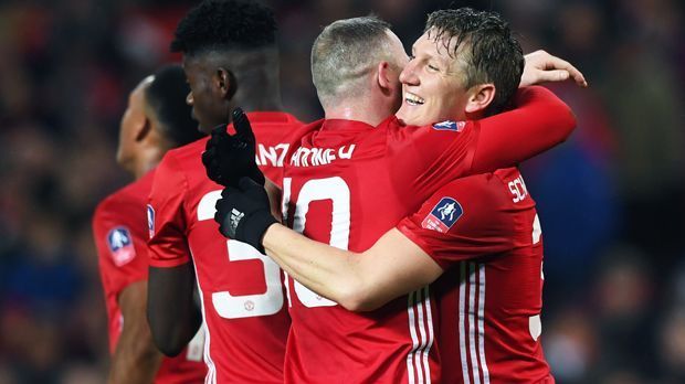 
                <strong>Bastian Schweinsteigers Startelf-Comeback für Manchester United</strong><br>
                Endlich wieder 90 Minuten Fußball - davon hat der Bastian Schweinsteiger wohl schon seit Monaten geträumt. Im FA-Cup gegen Wigan (4:0) durfte der Weltmeister erstmals seit über einem Jahr wieder von Beginn an ran für Manchester United. Und was geschah? Der deutsche Fußballgott wurde gleich zum Matchwinner. ran.de zeigt "Schweinis" starkes Startelf-Comeback im Daumenkino.
              