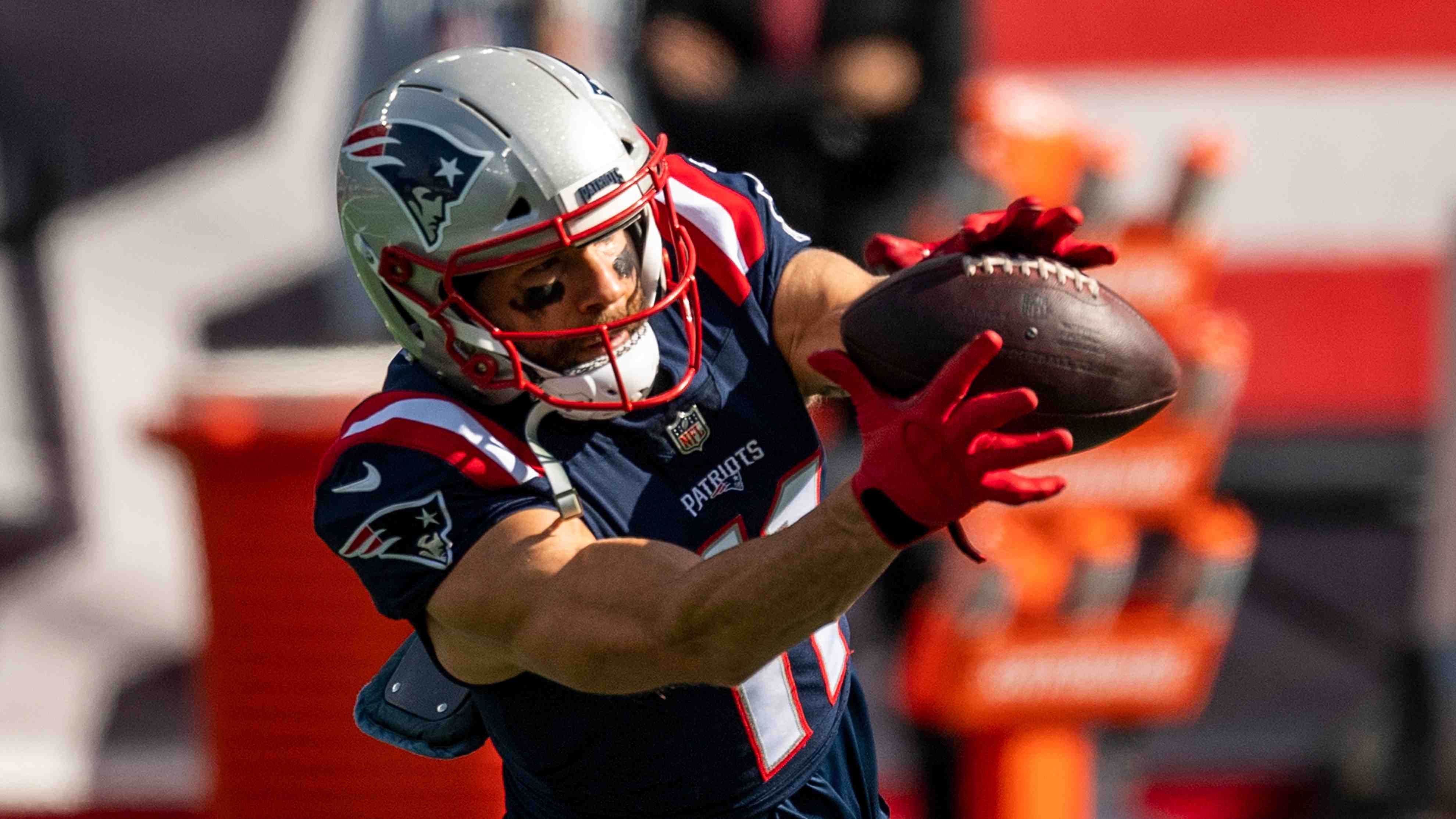 
                <strong>Julian Edelman (Wide Receiver) </strong><br>
                Wie Julian Edelman am Montag in einer emotionalen Rede bekanntgab, beendet der Wide Receiver der New England Patriots mit sofortiger Wirkung seine Karriere. Insgesamt verbrachte der 34-Jährige zwölf Jahre in der NFL und spielte dabei für kein anderes Team als die Patriots. Er stand in 137 Partien der Regular Season sowie in 19 weiteren Spielen in den Playoffs auf dem Spielfeld. Bei den Patriots gewann er insgesamt drei Super Bowls und wurde dabei einmal als Super Bowl MVP ausgezeichnet. "Es waren die besten zwölf Jahre in meinem Leben", erklärte er in einem Statement: "Es war eine unglaubliche Reise. Ich kann den Patriots-Fans gar nicht genug danken, wie sie mich und meine Familie aufgenommen haben. Foxboro Forever", sagte er abschließend. 
              