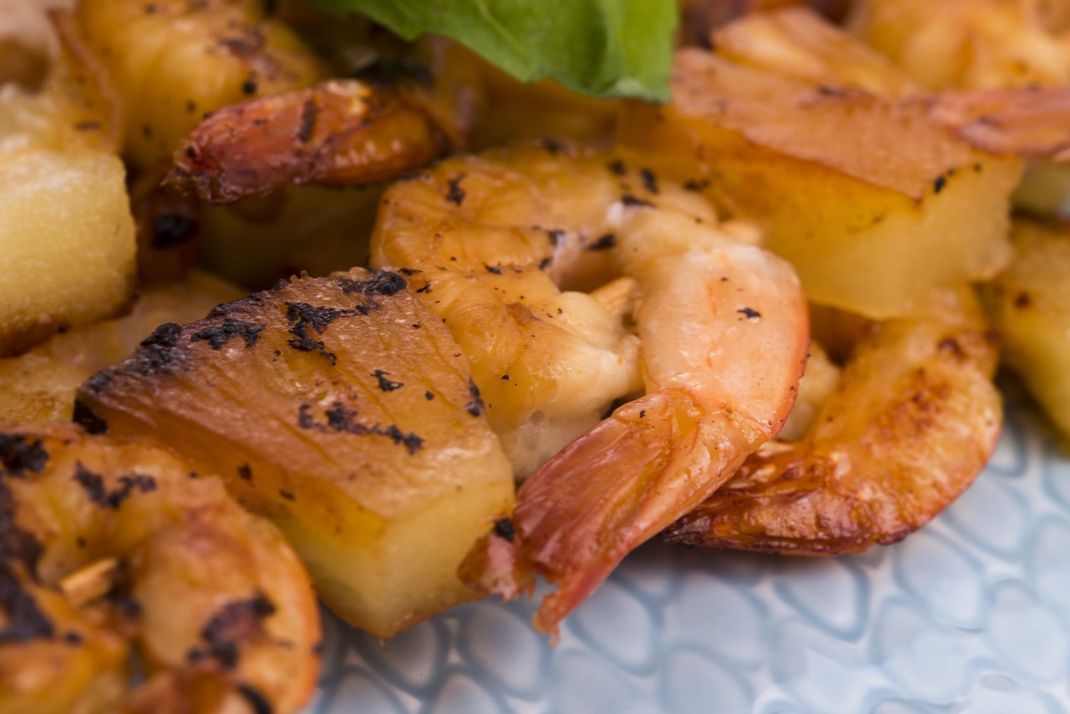 Nichts geht über leckere und gesunde Silvester-Rezepte. Fingerfood mit Garnelen und Ananas ist zwar nichts für Vegetarier, für alle anderen aber ein echter Gaumenschmaus.