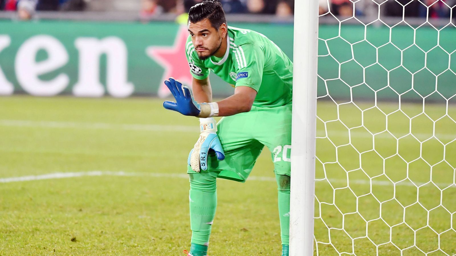 
                <strong>Sergio Romero (Manchester United)</strong><br>
                Als der Argentinier Sergio Romero im Juli 2015 von Sampdoria Genua zu Manchester United wechselte, war seine Perspektive von Vornherein klar: An der Nummer 1, David de Gea, kam der 31-Jährige damals nicht vorbei und auch bis heute nicht. So durfte Romero nur ab und an einspringen. In drei Spielzeiten stehen für ihn nur 38 Spiele für ManUtd zu Buche. In der Nationalmannschaft blieb er aber trotz der United-Reservistenrolle die Nummer 1. Deshalb war es besonders bitter, dass sich der Routinier vor der WM-Endrunde in Russland schwer am Knie verletzte und seitdem ausfällt. Die Backup-Rolle scheint Romero mittlerweile wohl nicht mehr groß zu stören, denn er verlängerte seinen Vertrag in Manchester vorzeitig bis 2021 (mit Option auf ein weiteres Jahr).
              