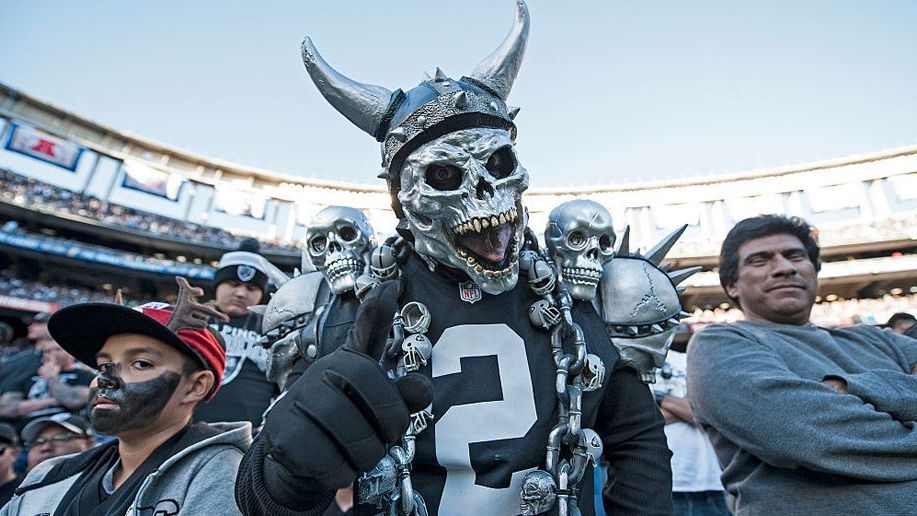 <strong>Skandale und Schlagzeilen von (Ex-)Raiders-Spielern</strong><br>
                Die Fans der Las Vegas Raiders gelten als die verrücktesten der NFL. Kein Wunder bei dem, was bei den Raiders über die Jahre so abging. Die einen prügelten sich, andere gaben rassistische Beleidigungen von sich oder sorgten im Besitz von Schusswaffen für Aufregung. Manche überschritten Grenzen. <em><strong>ran</strong></em> blickt auf Raiders-Akteure, die für Schlagzeilen gesorgt haben.
