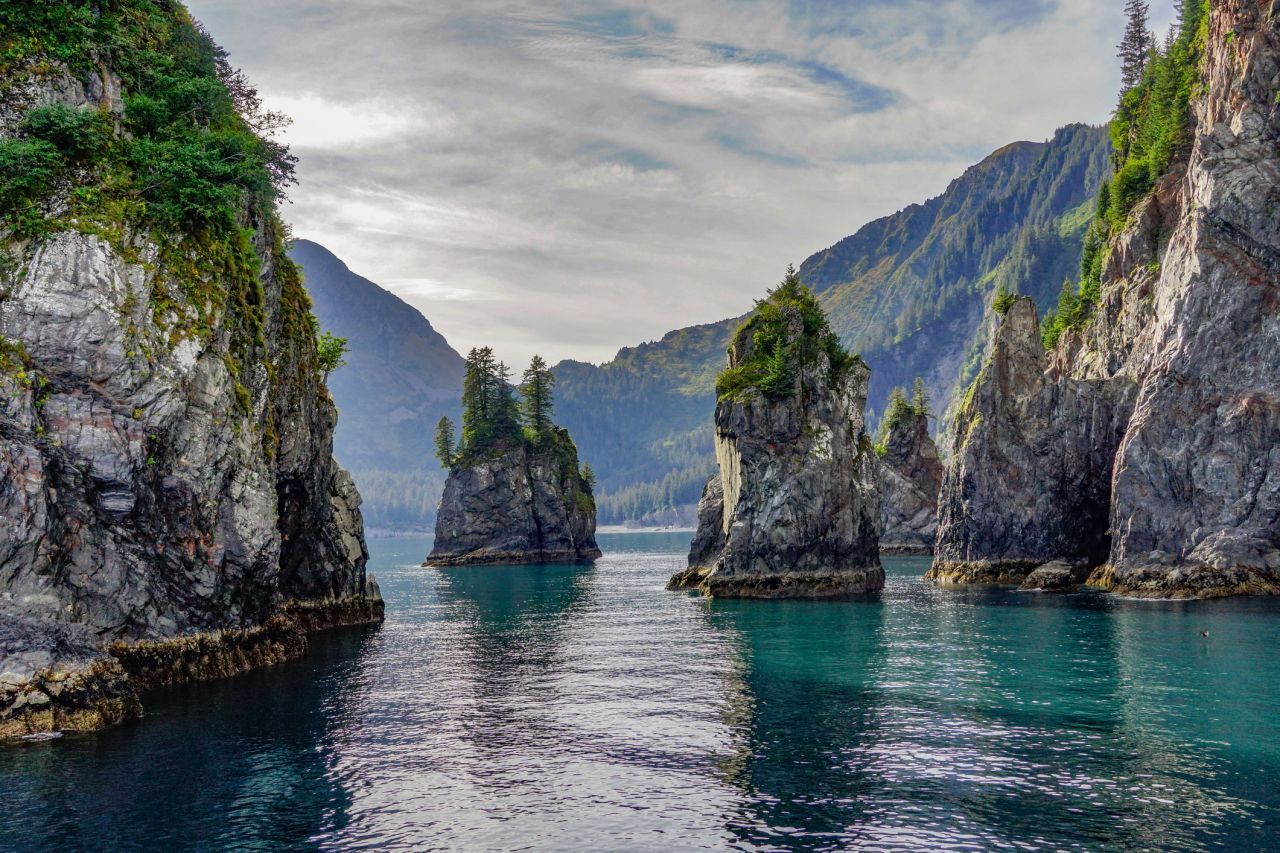 Rein ins Kajak und der eisblauen Wildnis entgegen paddeln! Die Kenai-Fjords liegen auf der gleichnamigen Halbinsel im Süden Alaskas und gehören zum dortigen Nationalpark. Bekannt ist der Park für den Mount Kenai (1600 Meter), der vollständig vom 777 Quadratkilometer messenden Harding-Eisfeld verhüllt wird. Tierisch viel los ist nicht nur an Land, je nach Jahreszeit bekommt man auch Meeres-Säugetiere wie Seehunde, Wale oder Pa