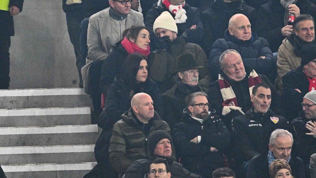 Bundestrainer Julian Nagelsmann (weiße Mütze) neben seiner Freundin Lena Wurzenberger im Stuttgarter Stadion