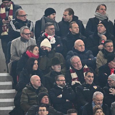 Bundestrainer Julian Nagelsmann (weiße Mütze) neben seiner Freundin Lena Wurzenberger im Stuttgarter Stadion