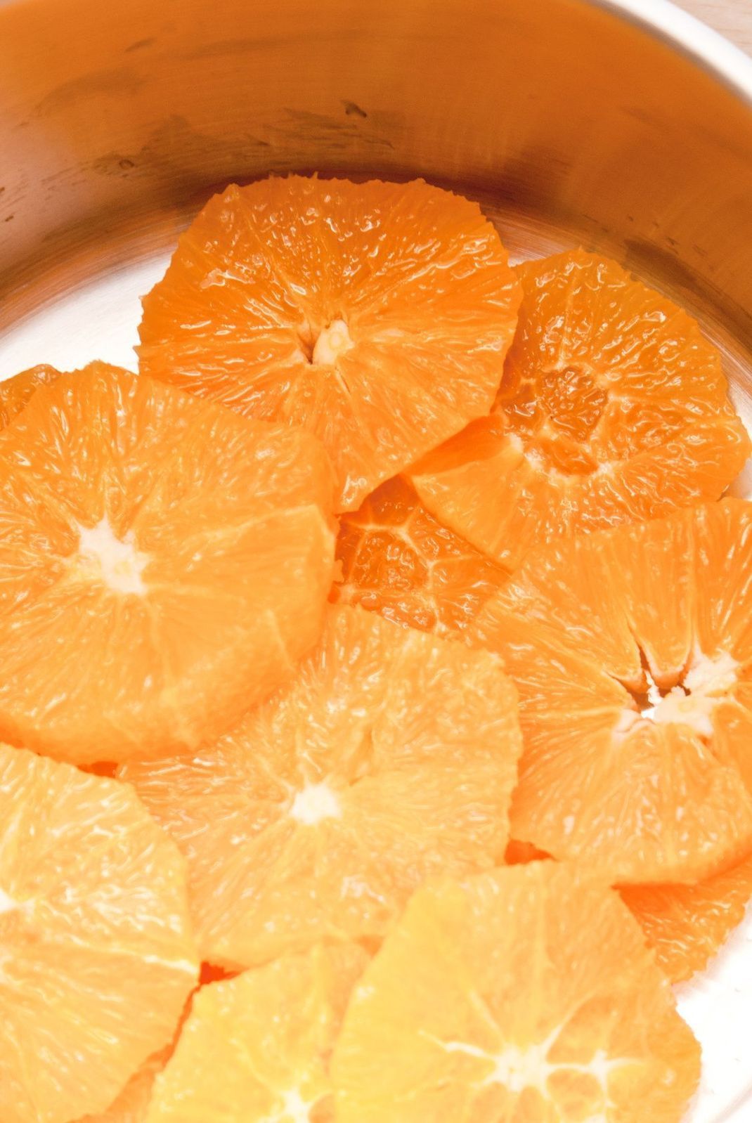 Orangen filetieren und karamellisieren – eine herrlich fruchtige Beilage.