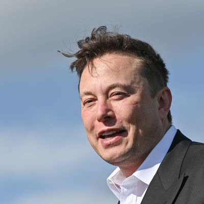 Die Aktionäre von Tesla haben einem 56 Milliarden Dollar schweren Vergütungspaket für Konzern-Chef Elon Musk zugestimmt. 