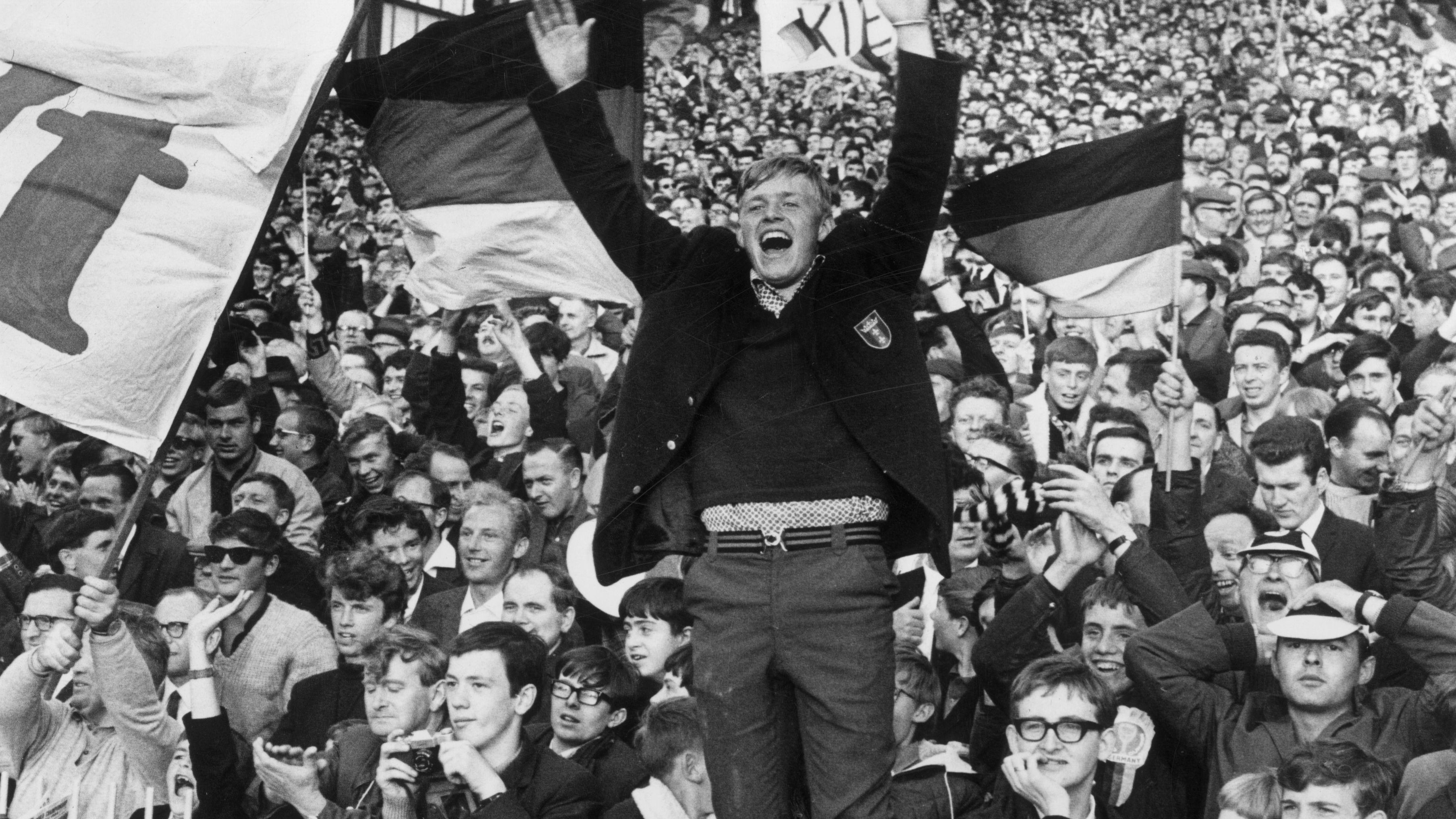 <strong>WM 1966, 3. Spieltag, Deutschland - Spanien 2:1</strong><br>Die Führung hielt jedoch nicht lange: Emmerich machte noch vor der Pause den Ausgleich klar, ehe HSV-Legende Seeler kurz vor Abpfiff das Spiel drehte. Im weiteren Turnierverlauf blieb das DFB-Team noch zweimal auf der Siegesstraße. Im Finale erkämpfte sich allerdings Gastgeber England den Titel (4:2 n.V.).