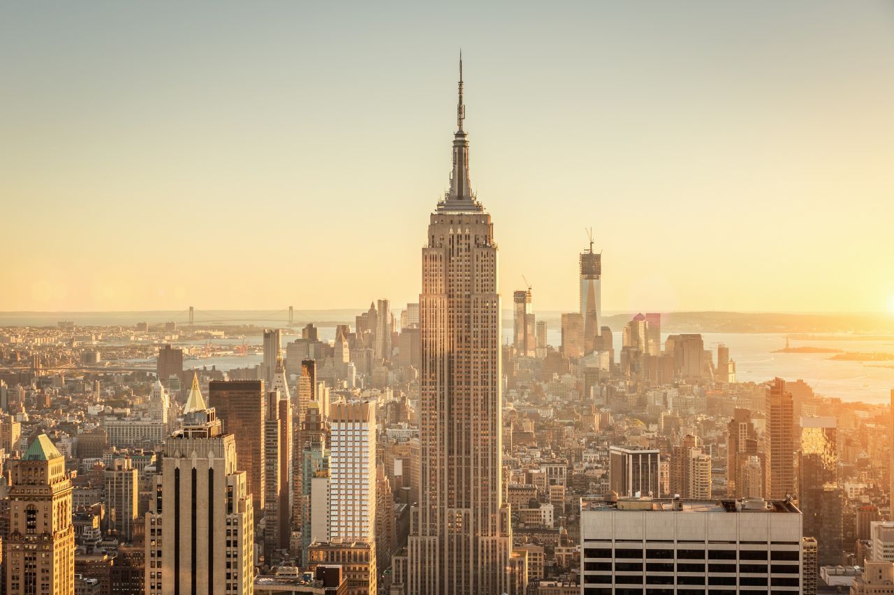 Die beste 360-Grad-Aussicht über die Stadt bietet das Empire State Building an der Fifth Avenue. Von der 102. Etage aus sieht man an klaren Tagen rund 100 Kilometer weit. Die Geschichte des wohl berühmtesten Wolkenkratzers von New York (1930 erbaut und 443 Meter inklusive Antenne hoch) erzählen 2 Ausstellungen. In welcher Farbe der Turm des Gebäudes an bestimmten Tagen erstrahlt und die Gründe dafür kann man auf esbnyc.com na