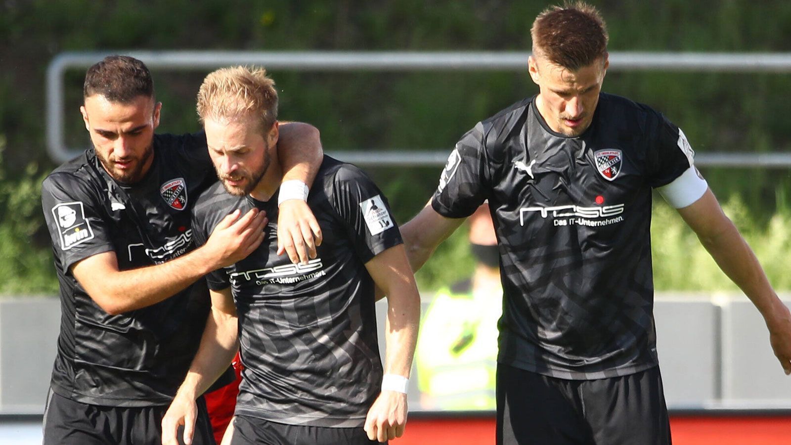 
                <strong>4. FC Ingolstadt (60 Punkte, +19 Tore)</strong><br>
                Nach drei Siegen in Folge setzte es für die Ingolstädter eine 0:2-Niederlage gegen Magdeburg und einen gehörigen Dämpfer für das Projekt Wiederaufstieg. Gegen die "Löwen" muss Ingolstadt gewinnen, um sich den Relegationsplatz zu sichern und die Restchance auf den direkten Aufstieg zu wahren. Bei einer Niederlage zieht der TSV 1860 (58 Punkte) auf jeden Fall vorbei. - Ingolstadt steigt direkt auf bei einem Sieg und einer Niederlage Würzburgs - Ingolstadt geht in die Relegation bei einem Sieg und einem Punktgewinn Würzburgs, bei einem Unentschieden, wenn Duisburg und Rostock nicht gewinnen - Restprogramm: TSV 1860 München (A)
              