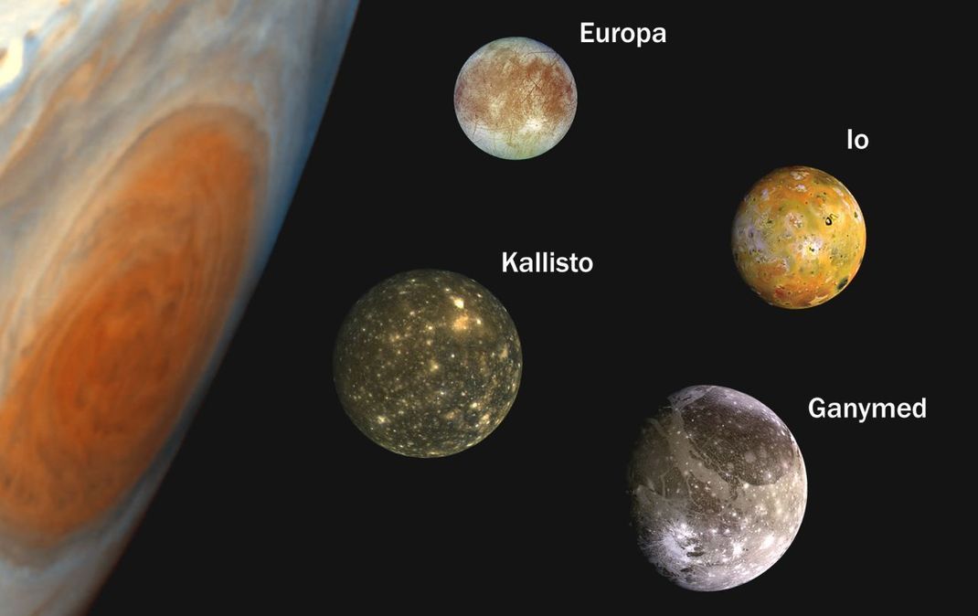 Der Jupiter hat 92 Monde! Die vier größten von ihnen werden nach ihrem ersten Beobachter Galileische Monde genannt: Io, Europa, Ganymed und Kallisto. Mit 5.262 Kilometern Durchmesser schlägt Ganymed alle Monde im Sonnensystem und ist sogar größer als der Planet Merkur.