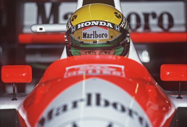 
                <strong>Im McLaren-Cockpit</strong><br>
                Seine erfolgreichsten Jahre verbringt Senna bei McLaren: Zwischen 1988 und 1991 holt er drei Weltmeisterschaften für den englischen Rennstall. Legendär war dabei sein Zoff mit Teamkollege Alain Prost 1988/89.
              