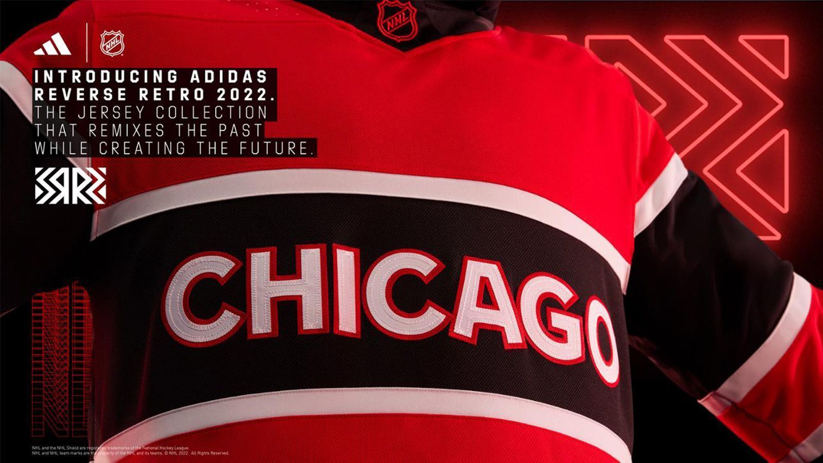 
                <strong>Chicago Blackhawks</strong><br>
                Das Trikot der Chicago Blackhawks von 1983 ist eine wörtliche Interpretation von "Reverse Retro". Die Farben Schwarz und Rot sind invertiert, und der Schriftzug "CHICAGO", inspiriert vom Wappen der Winter Classic 2019, liegt quer über der Brust.
              