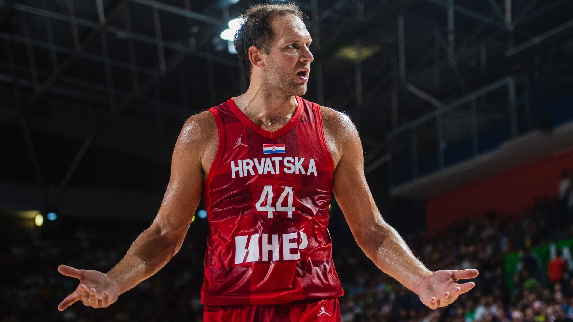 
                <strong>Bojan Bogdanovic (Forward, Kroatien / Utah Jazz)</strong><br>
                Kroatiens Baseball-Aushängeschild heißt derzeit Bojan Bogdanovic. Bei den Utah Jazz ist der 33-Jährige seit 2019 unangefochtener Stammspieler. An der Seite von Superstar Donovan Mitchell und Rudy Gobert wurden die Jazz den hohen Erwartungen der letzten Jahre allerdings nicht gerecht. Bogdanovic, der als bestbezahlter kroatischer Sportler der Geschichte gilt, kann dennoch auf starke persönliche Statistiken zurückblicken. In 603 Regular Season Spielen kommt der Forward auf genau 15 Punkte pro Partie. 2022/23 geht er in seine neunte NBA-Saison.
              