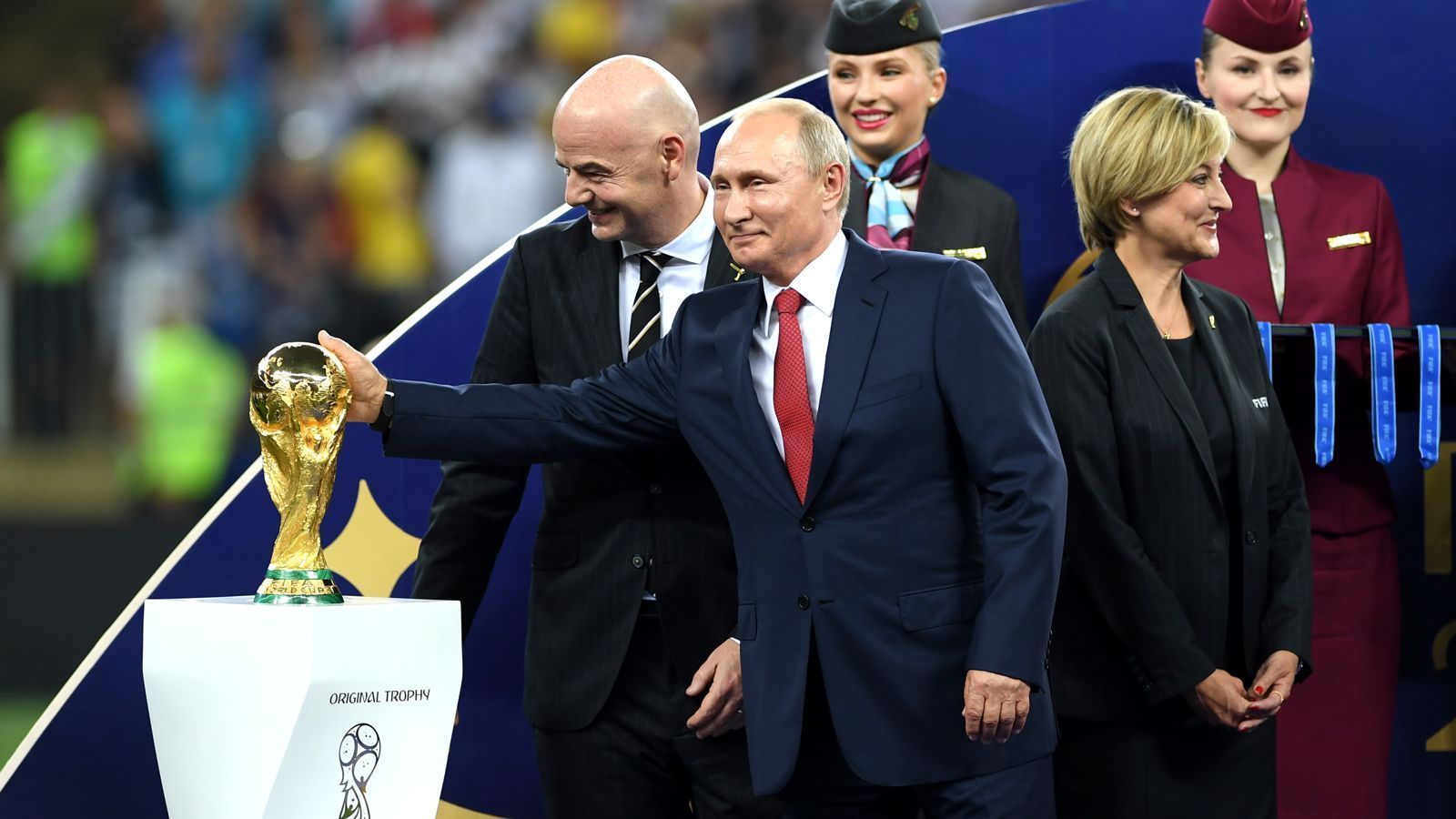 
                <strong>Putin und der Pokal</strong><br>
                Vor der Vergabe der WM-Trophäe kann der russische Präsident Wladimir Putin die Finger nicht von der Trophäe lassen.
              