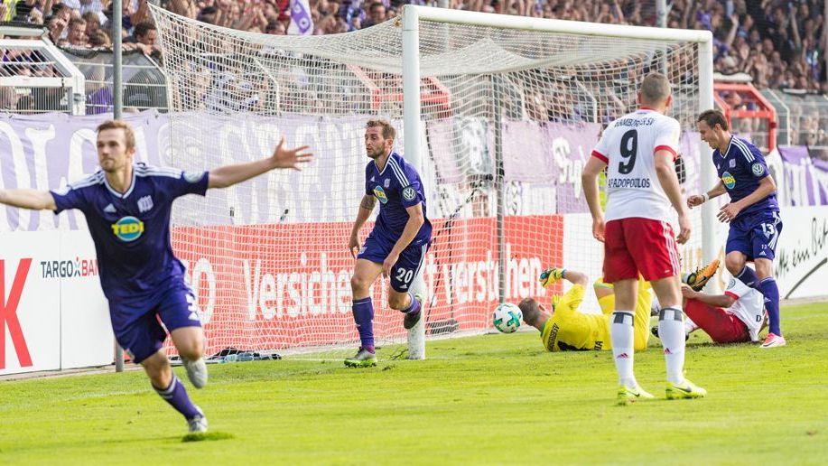 <strong>Hamburger SV gegen VfL Osnabrück 2017/18</strong><br>Zum vierten Mal in elf Jahren streicht der HSV in der ersten Pokalrunde die Segel. Der damalige Bundesligist ist ab der 18. Minute in Überzahl, doch die Hamburger verlieren bei Drittligist VfL Osnabrück blamabel mit 1:3.&nbsp;