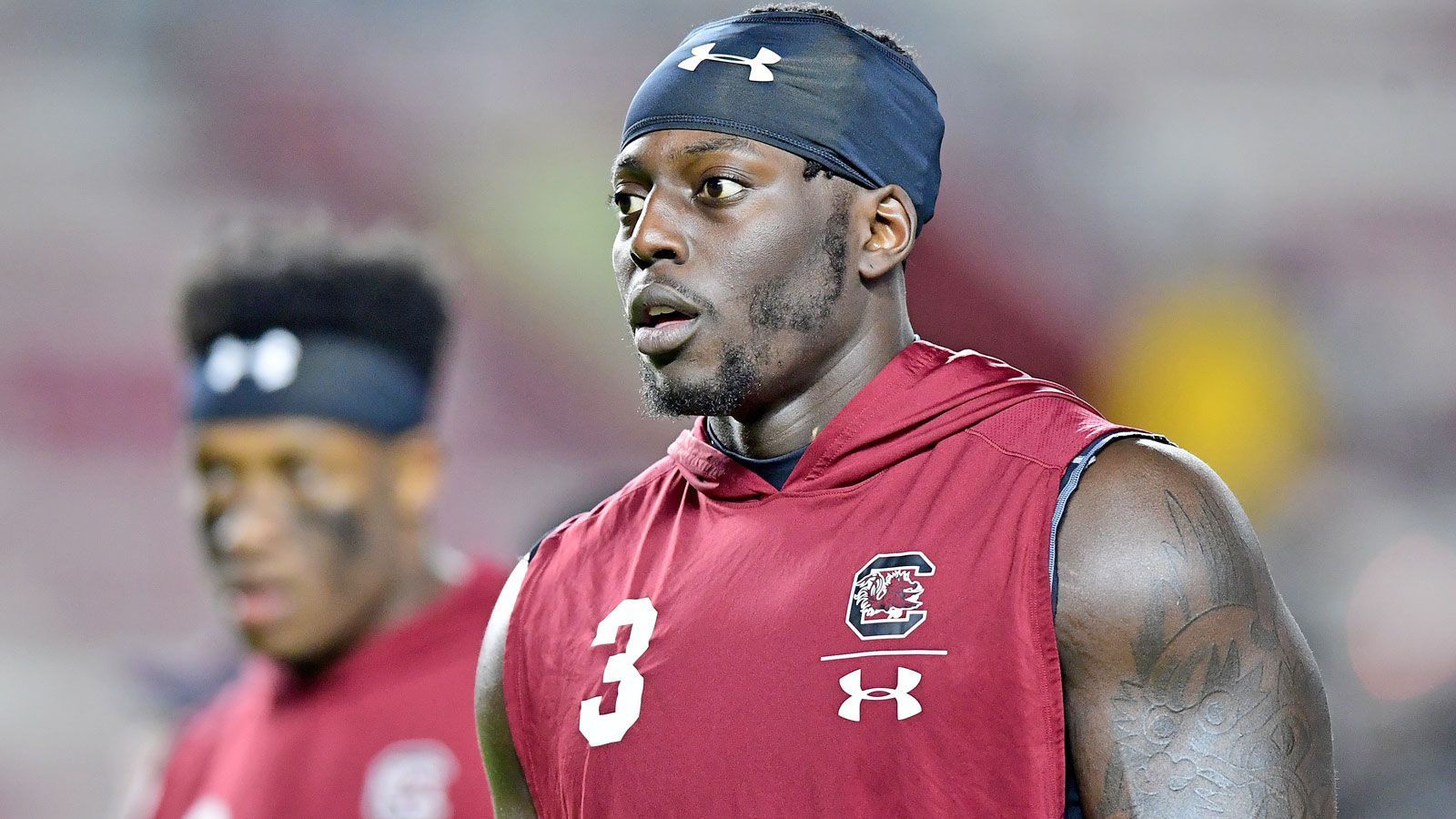 
                <strong>Javon Kinlaw (Defensive Tackle, South Carolina) </strong><br>
                Wenn ein Team in diesem Draft einer zuverlässige Unterstützung für seine Defensive Line sucht, kann es mit Javon Kinlaw nichts falsch machen. Mit 1,98 Meter und 141 Kilogramm bringt er die richtigen Voraussetzungen mit, um gegen die schweren O-Liner in der NFL zu bestehen. Das Besondere an Kinlaw ist seine Explosivität, mit er zum Pass-Rush ansetzen kann. In der vergangenen Saison kam er auf 35 Tackles und sechs Sacks. Verbessern muss er sich noch gegen Double-Teams. Vom Spielstil erinnert er an Leonard Williams von den New York Giants.   
              