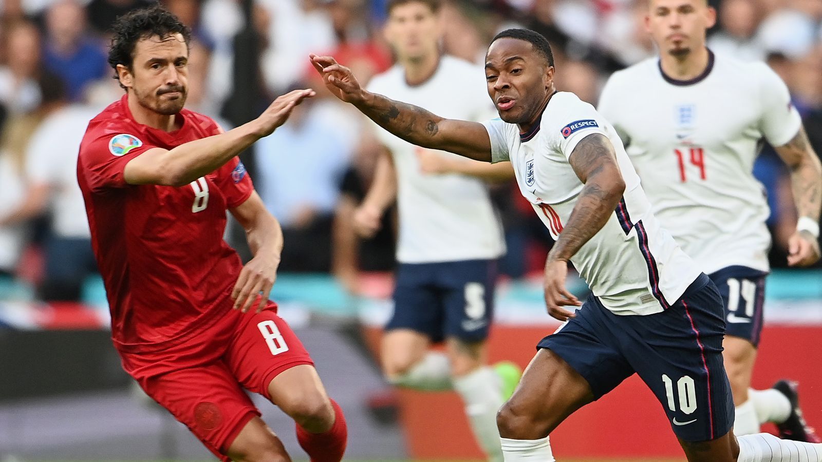 
                <strong>Raheem Sterling (England)</strong><br>
                Wirkte ungewohnt nervös und verstolpert an der Seitenlinie den Ball. Sein Freistoß aus guter Position landet in der Mauer (35.). Hat die Riesenchance zum Ausgleich, scheitert aus kurzer Distanz jedoch an Schmeichel (38.). In der zweiten Hälfte nur selten im Fokus. In der Verlängerung sorgt der Flügelspieler von Manchester City für mehr Gefahr, verfehlt mit seinem Schuss aus guter Position das Tor allerdings deutlich. Holt per Solo den zweifelhaften Elfmeter (105.) raus. ran-Note: 2
              