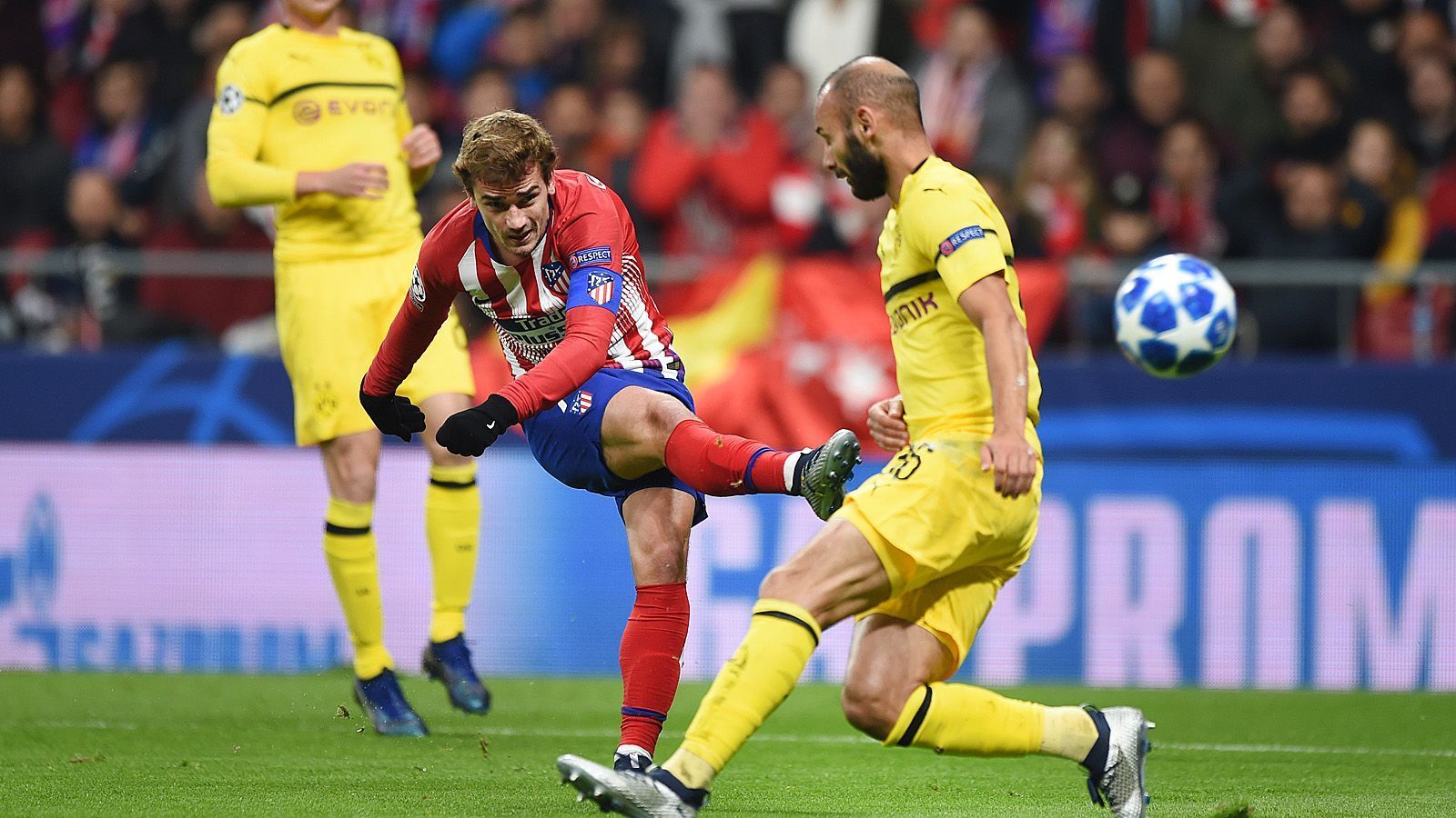 
                <strong>Platz 8: Atletico Madrid</strong><br>
                Die spanischen Defensivspezialisten haben beim 2:0 im Rückspiel gegen Dortmund gezeigt, wozu sie in der Lage sind. Doch das Team von Trainer Diego Simeone konnte sein Leistungsmaximum nicht kontinuierlich abrufen. In Brügge, wo durch einen Sieg Gruppenplatz eins möglich gewesen wäre, spielte Atletico nur 0:0. Im Achtelfinale droht nun ein schwerer Gegner. Bis dahin müssen "Los Colchoneros" ihre berüchtigte Kaltschnäuzigkeit wiederentdecken. 
              